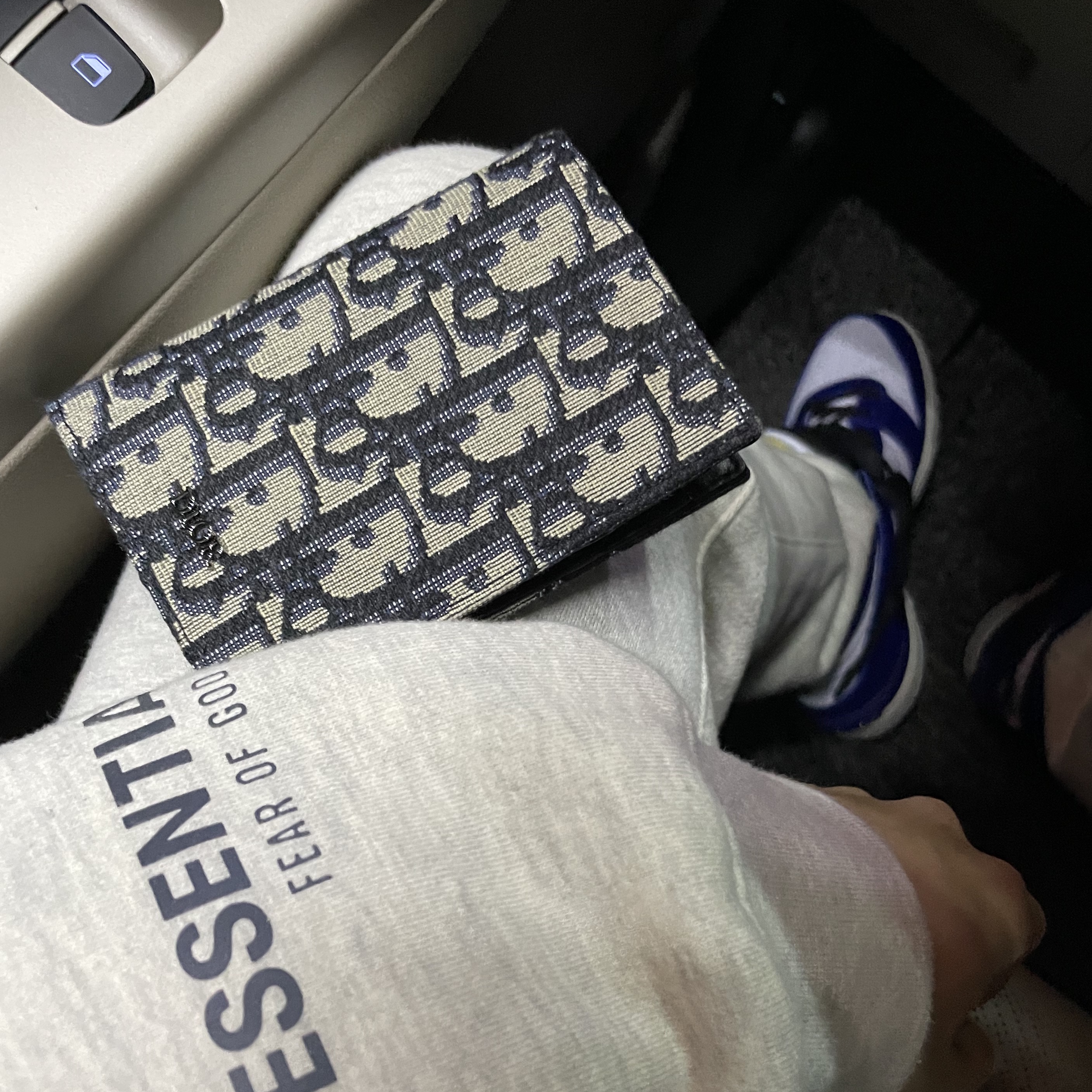 Dior Bi-Fold Card Holder Beige & Black Dior Oblique Jacquard, Essentials Sweatpants Oatmeal/Oatmeal Heather/Light Heather Oatmeal 2020 착용 스타일