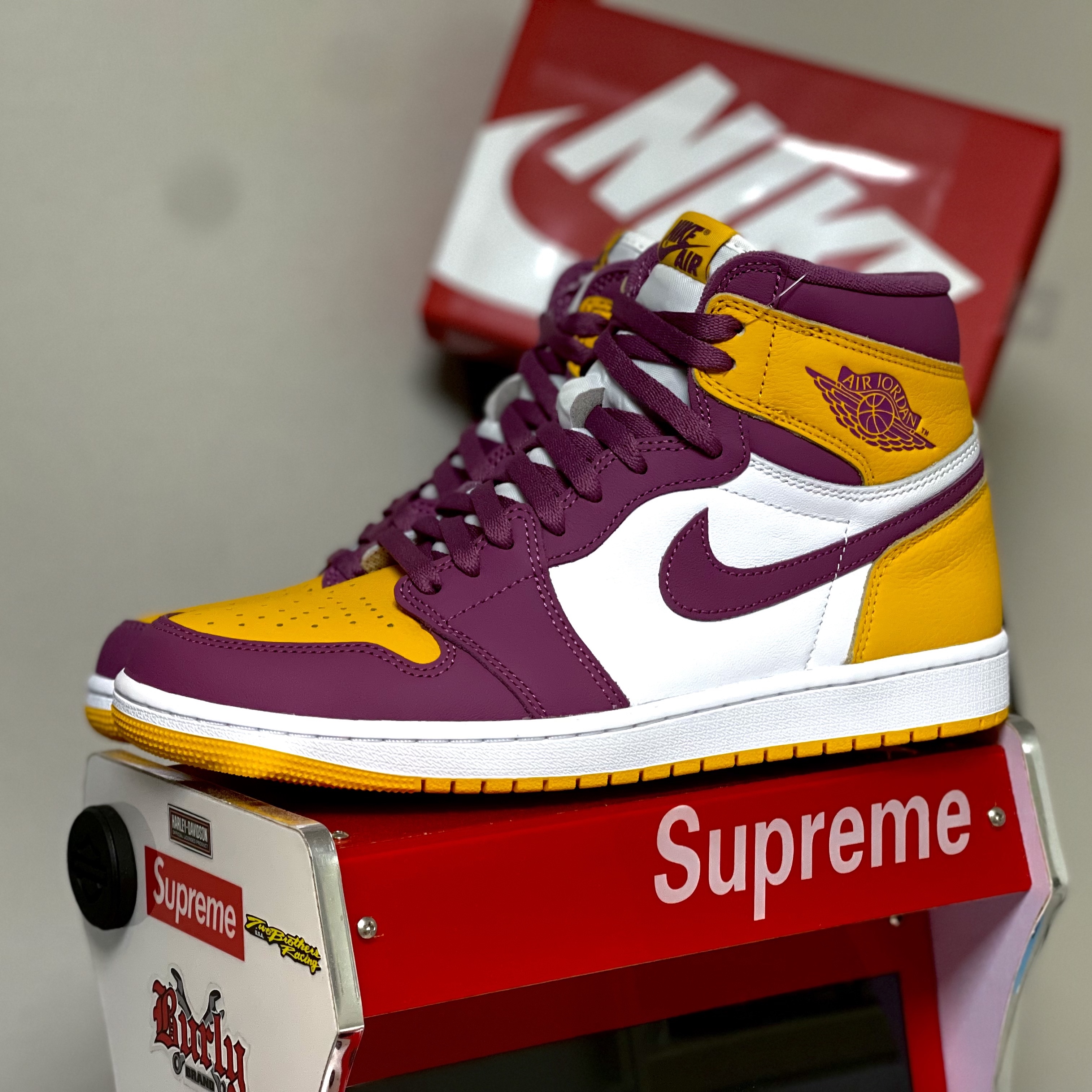 Jordan 1 Retro High OG University Gold Light Bordeaux 착용 스타일