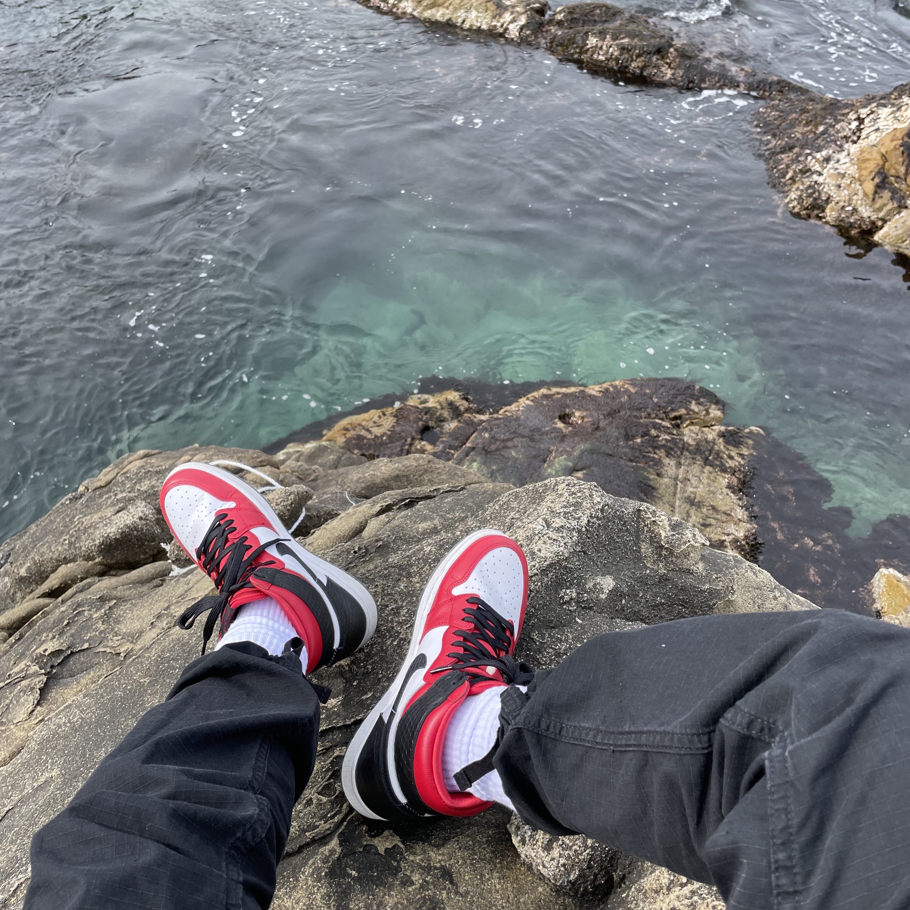 (W) Jordan 1 Retro High Satin Red, Stussy Small Stock Crew Socks White (3 Pack) 착용 스타일 - 4