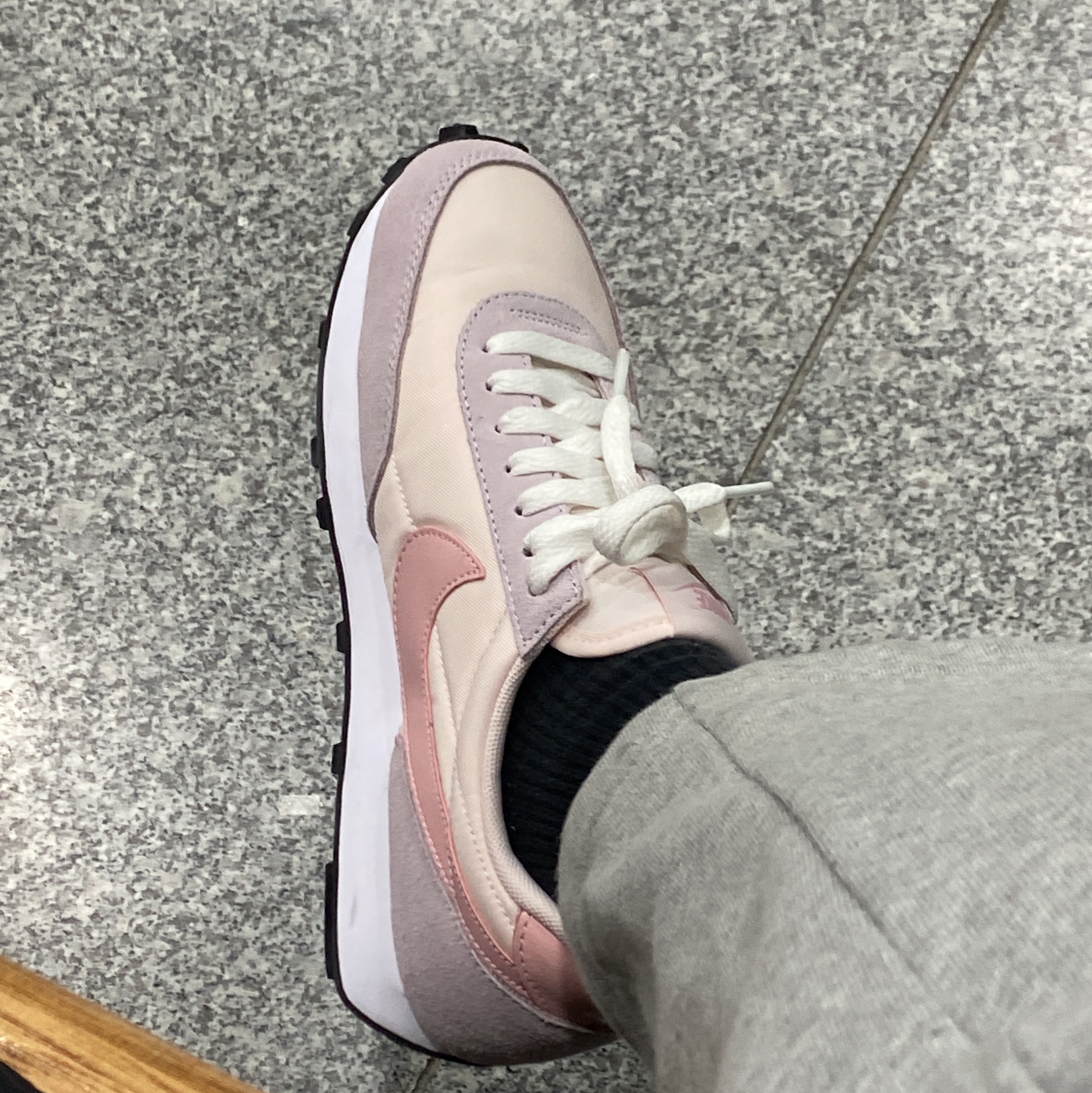 (W) Nike Daybreak Light Soft Pink 착용 스타일