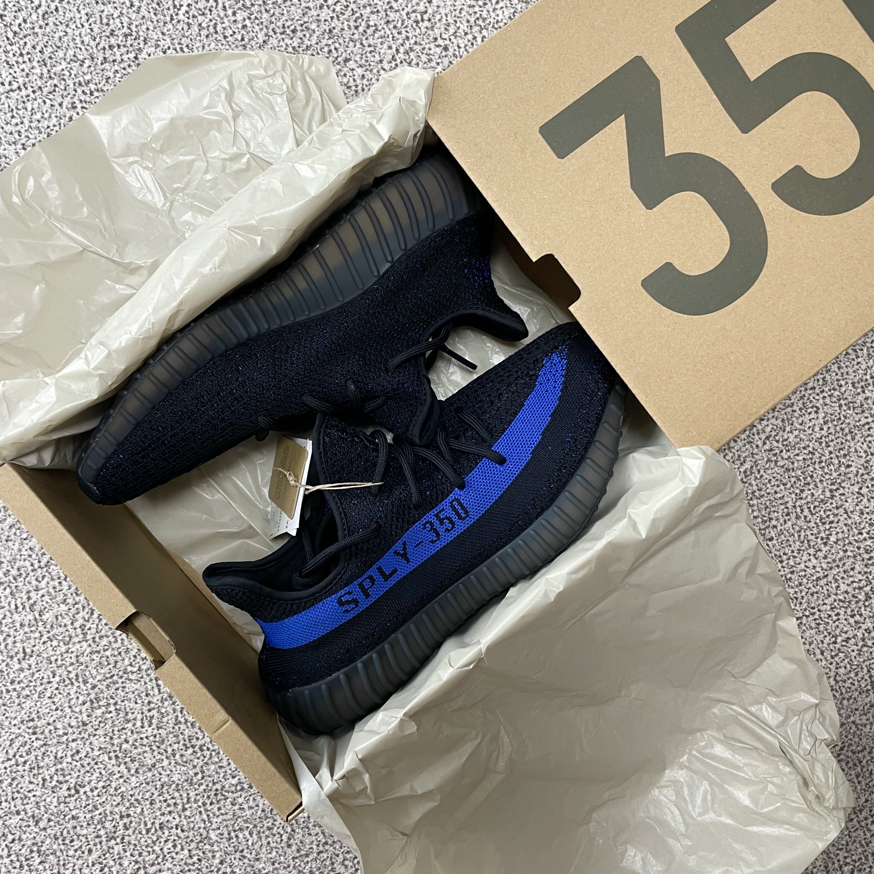 Adidas Yeezy Boost 350 V2 Dazzling Blue 착용 스타일