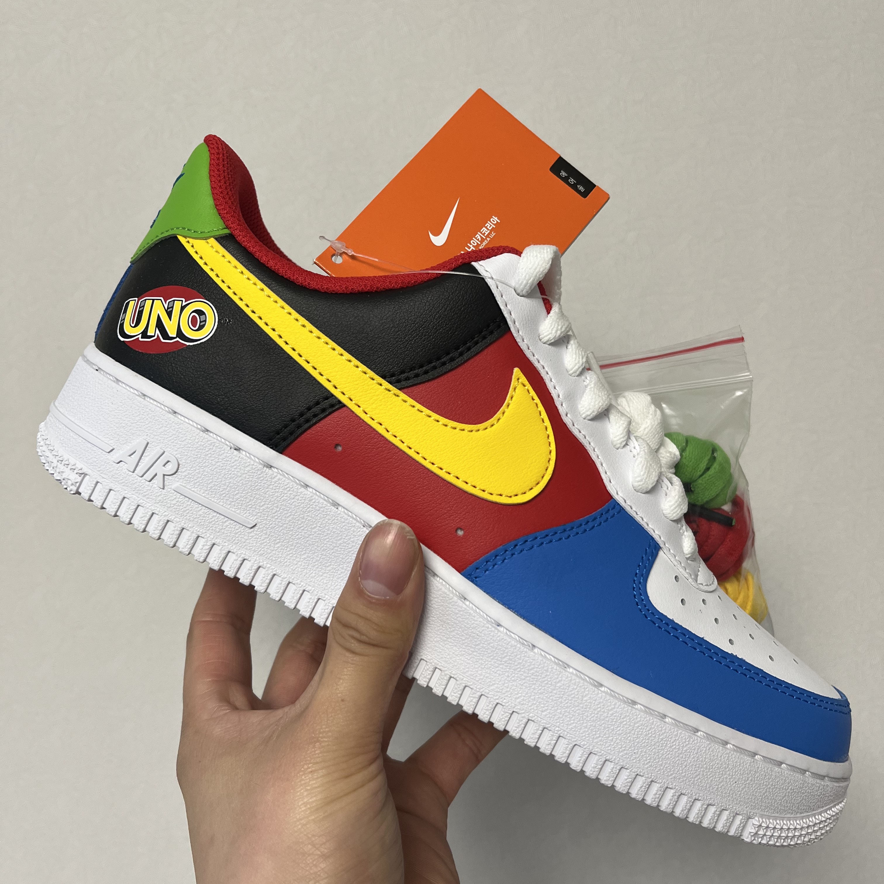 Nike x UNO Air Force 1 '07 QS White Yellow Zest 착용 스타일 - 1