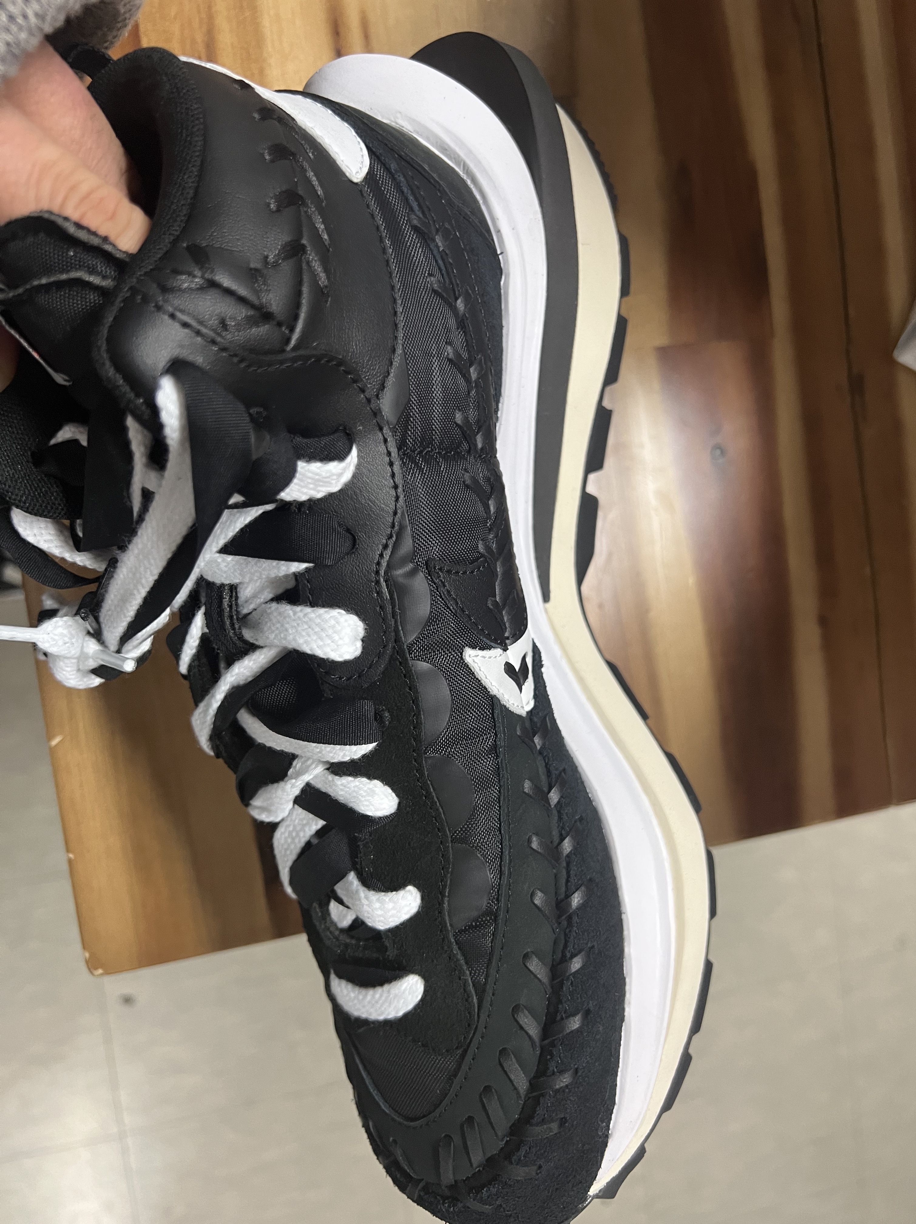 Nike x Sacai x Jean Paul Gaultier VaporWaffle Black White 착용 스타일 - 4