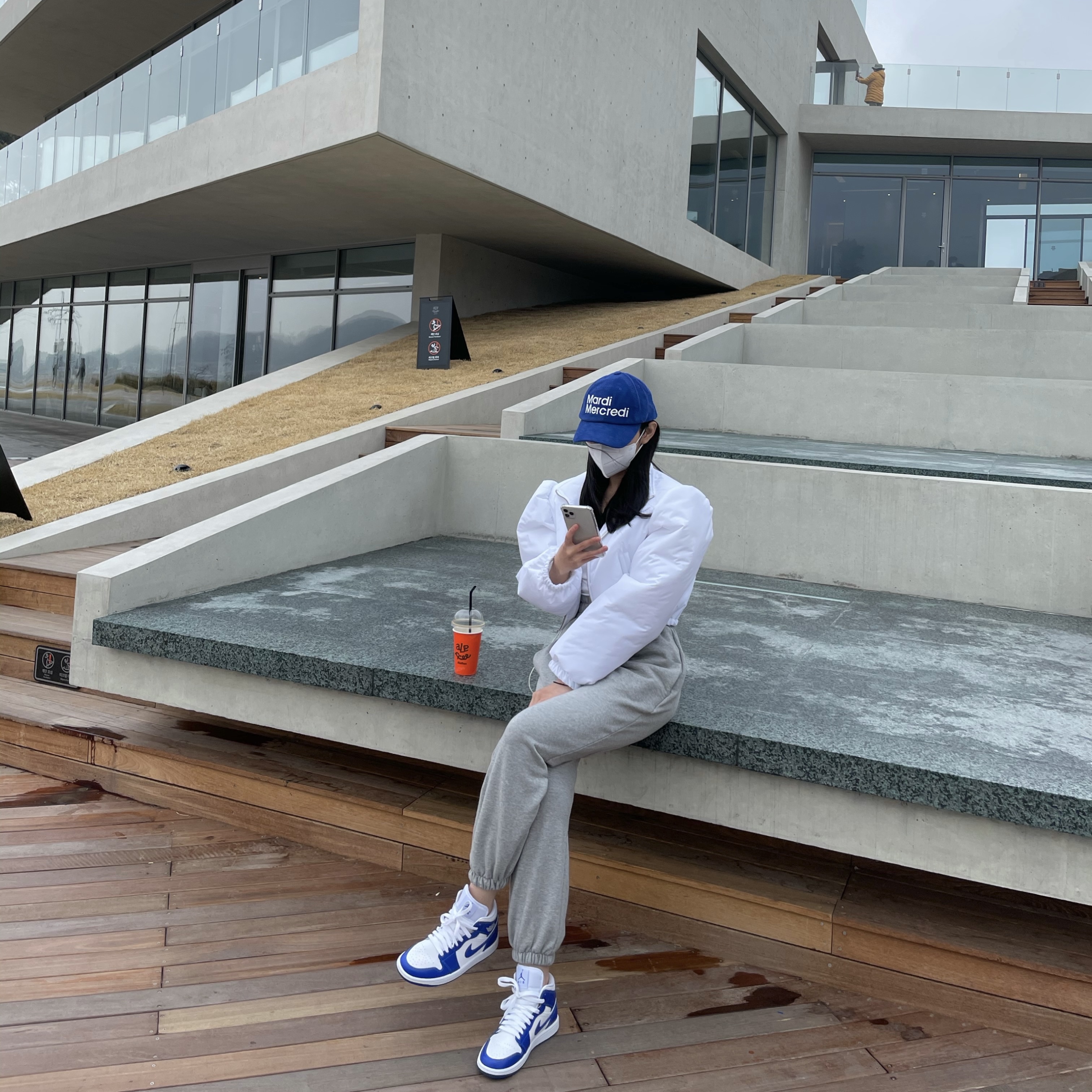 (W) Jordan 1 Mid White Hyper Royal 착용 스타일 - 1