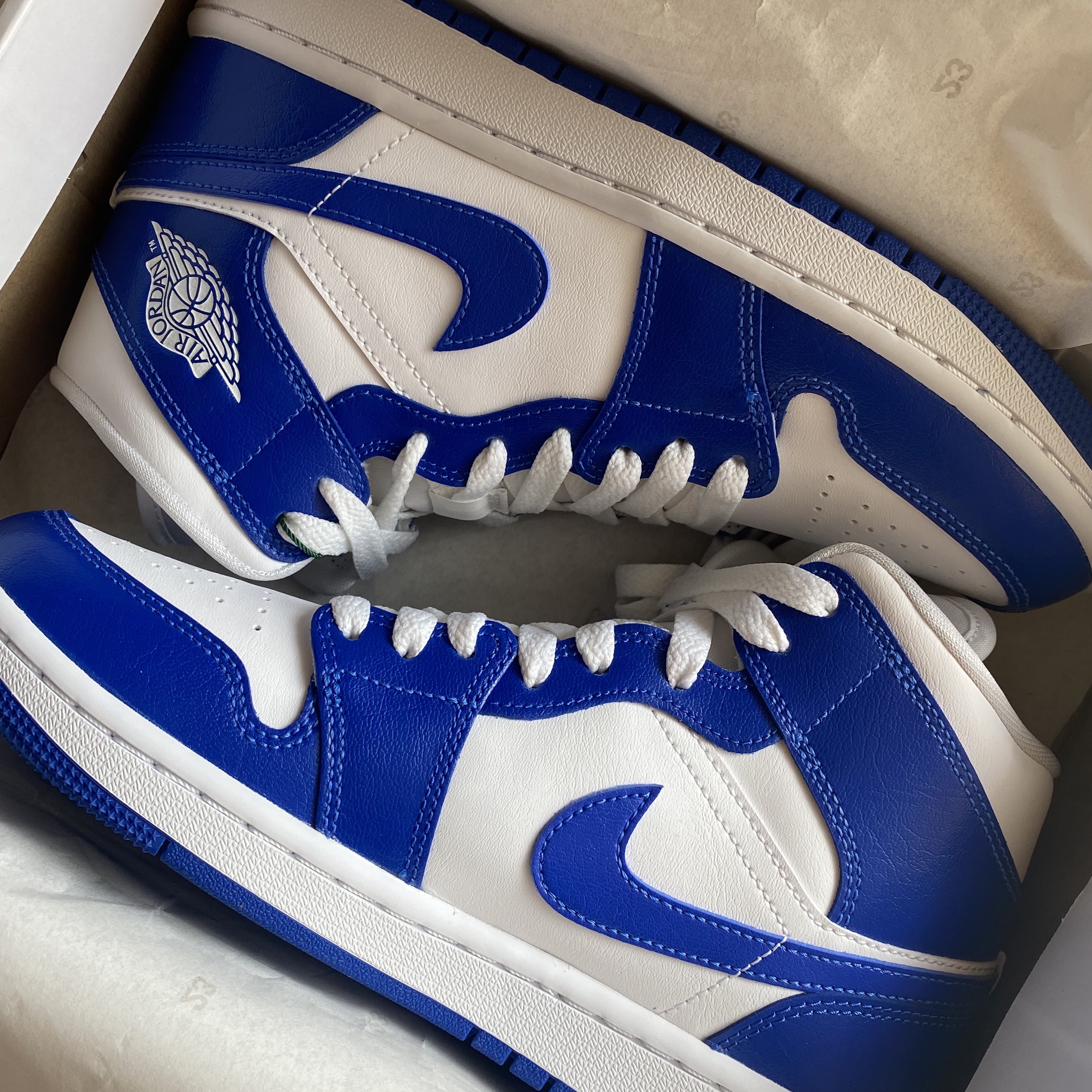 (W) Jordan 1 Mid White Hyper Royal 착용 스타일