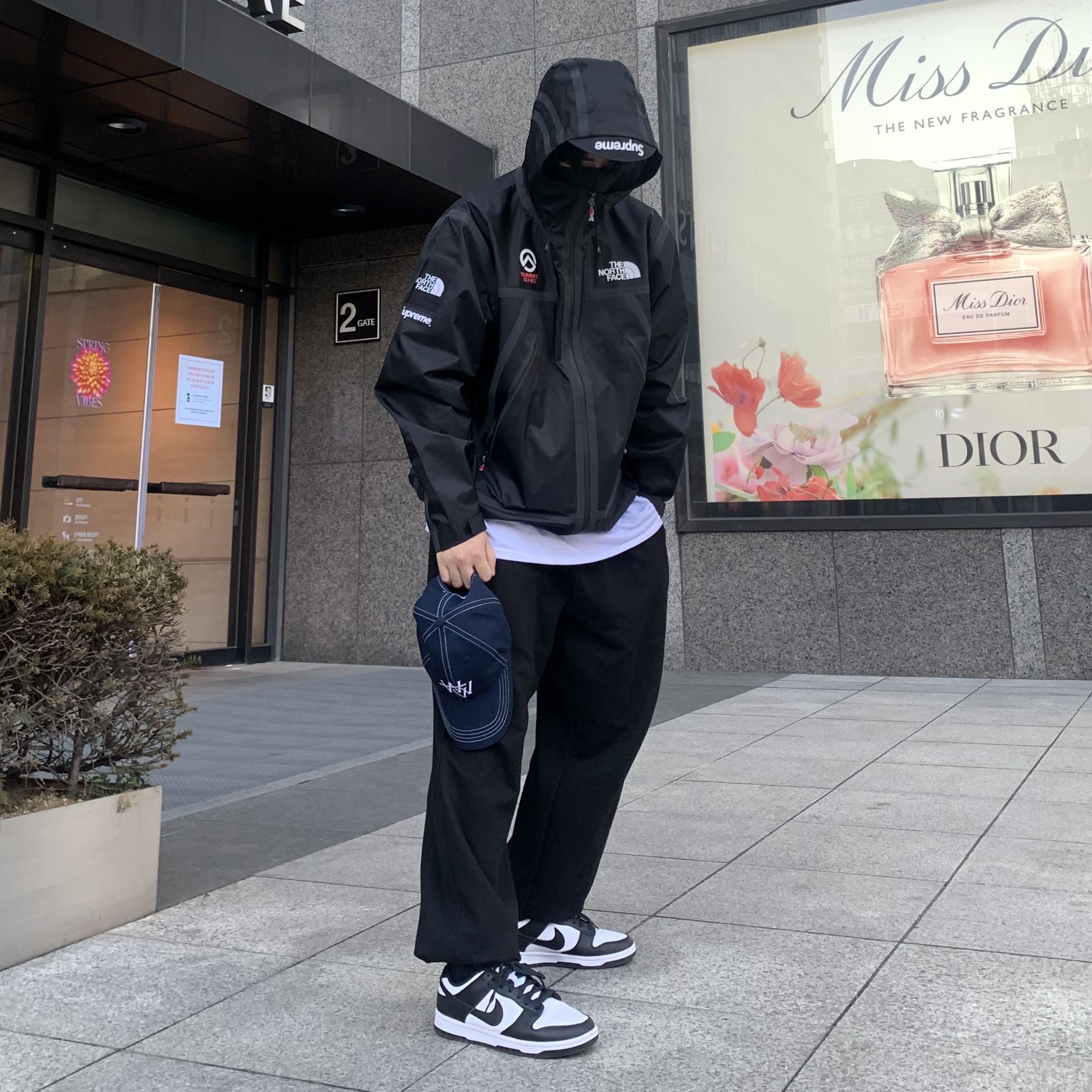 Nike Dunk Low Retro Black, Supreme x The North Face Summit Series Outer Tape Seam Jacket Black - 21SS 착용 스타일 - 1