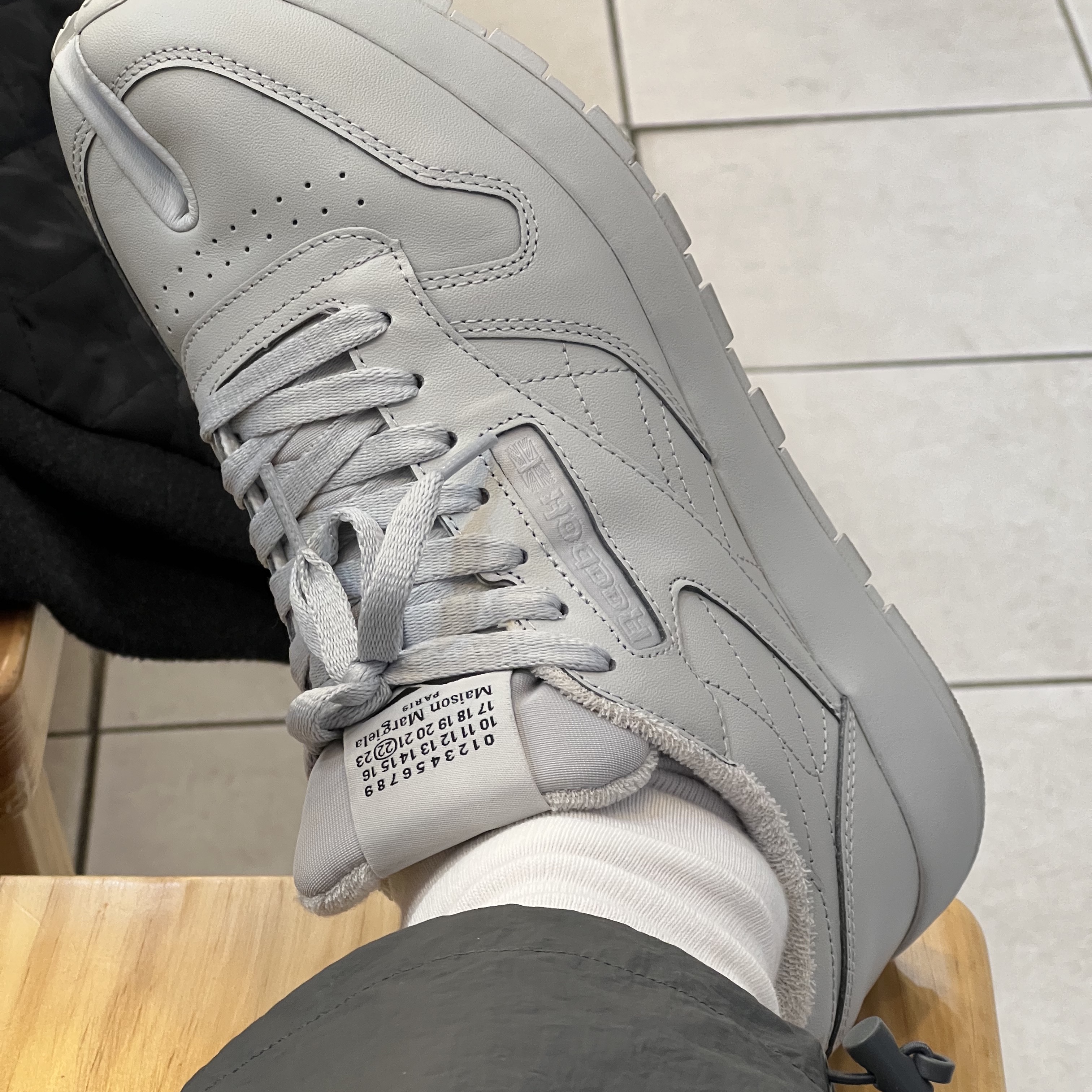 Reebok x Maison Margiela Classic Leather Tabi Shoes Grey 착용 스타일 - 3