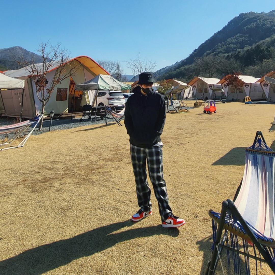 Jordan 1 Low OG Starfish, Stussy Stock Bucket Hat Black 착용 스타일