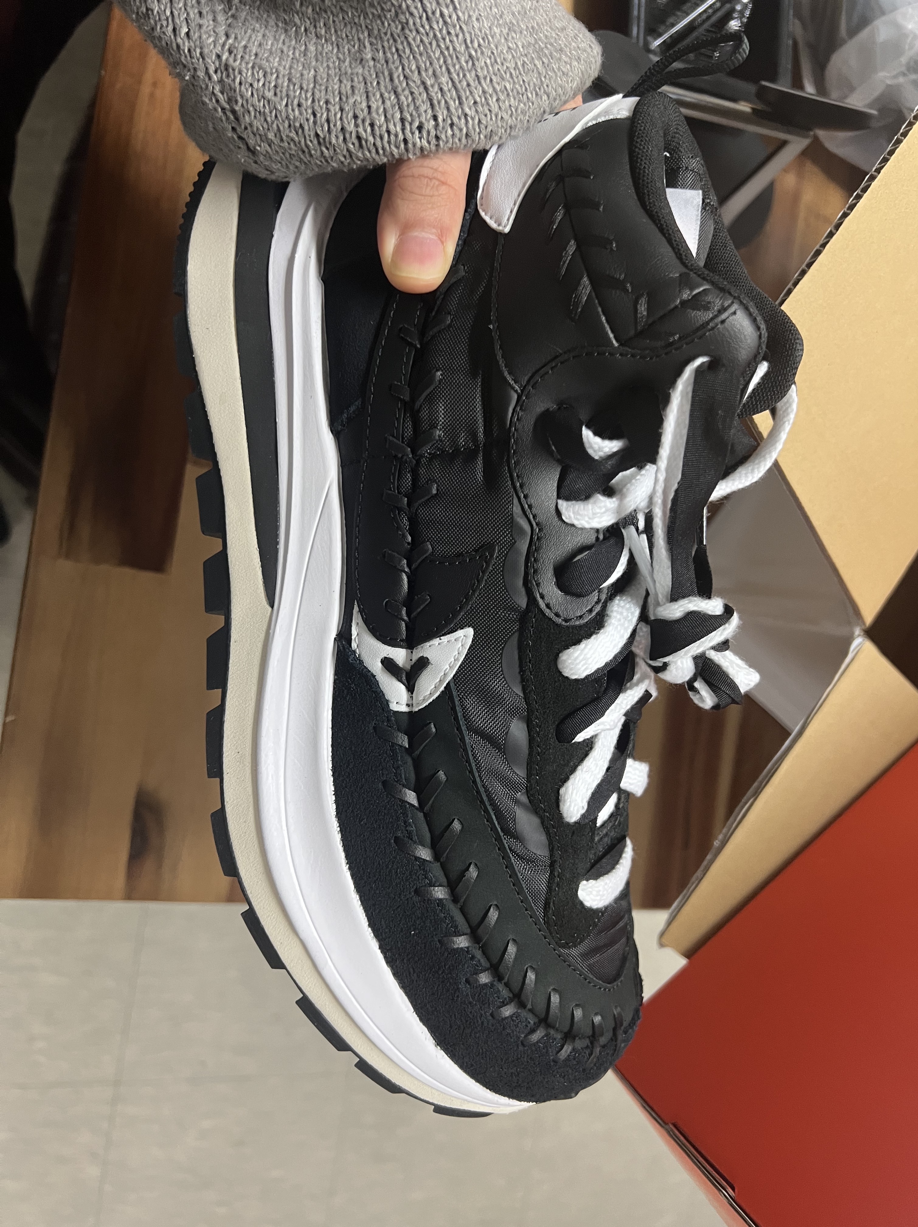 Nike x Sacai x Jean Paul Gaultier VaporWaffle Black White 착용 스타일 - 3