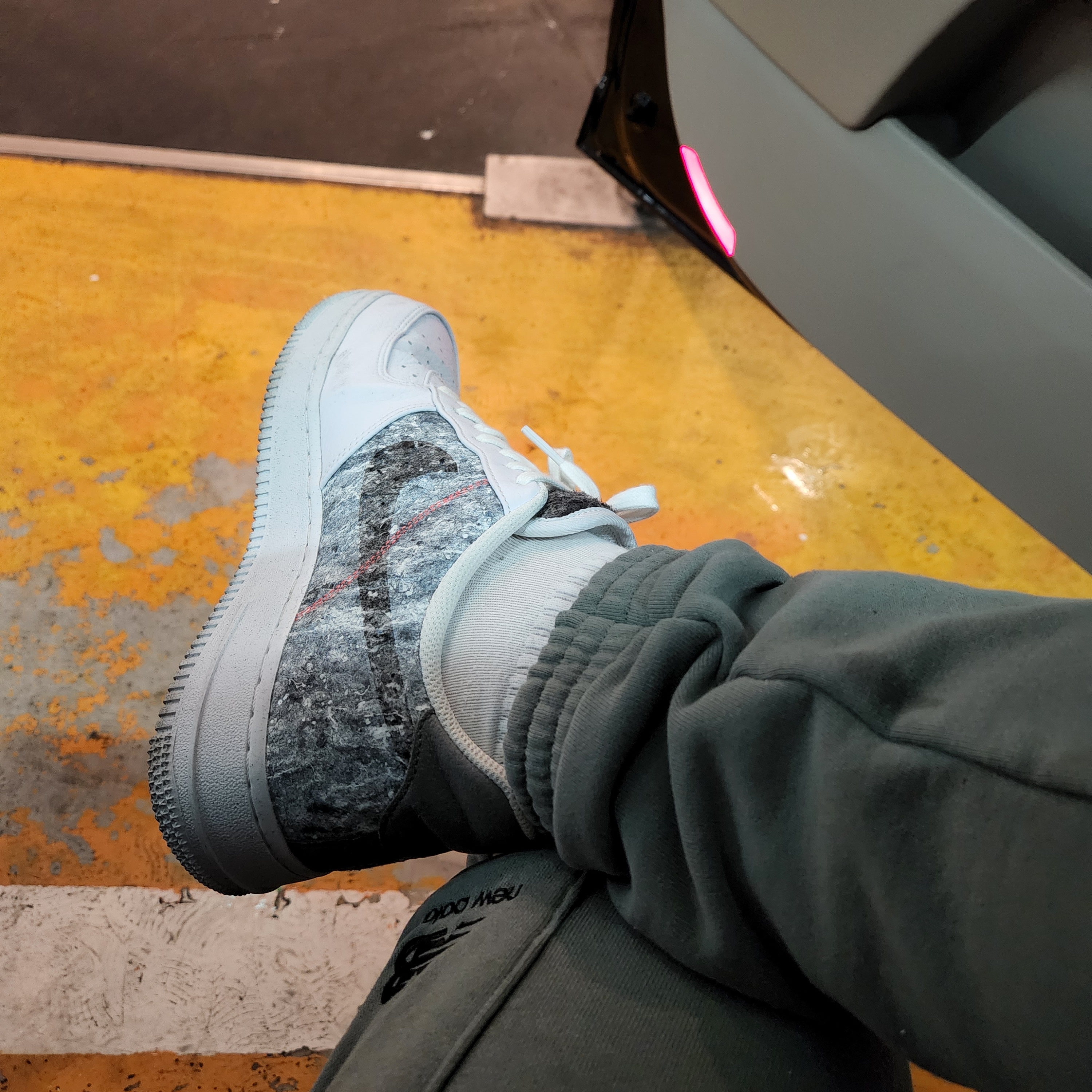 Nike Air Force 1 '07 LV8 Light Smoke Grey 착용 스타일 - 2