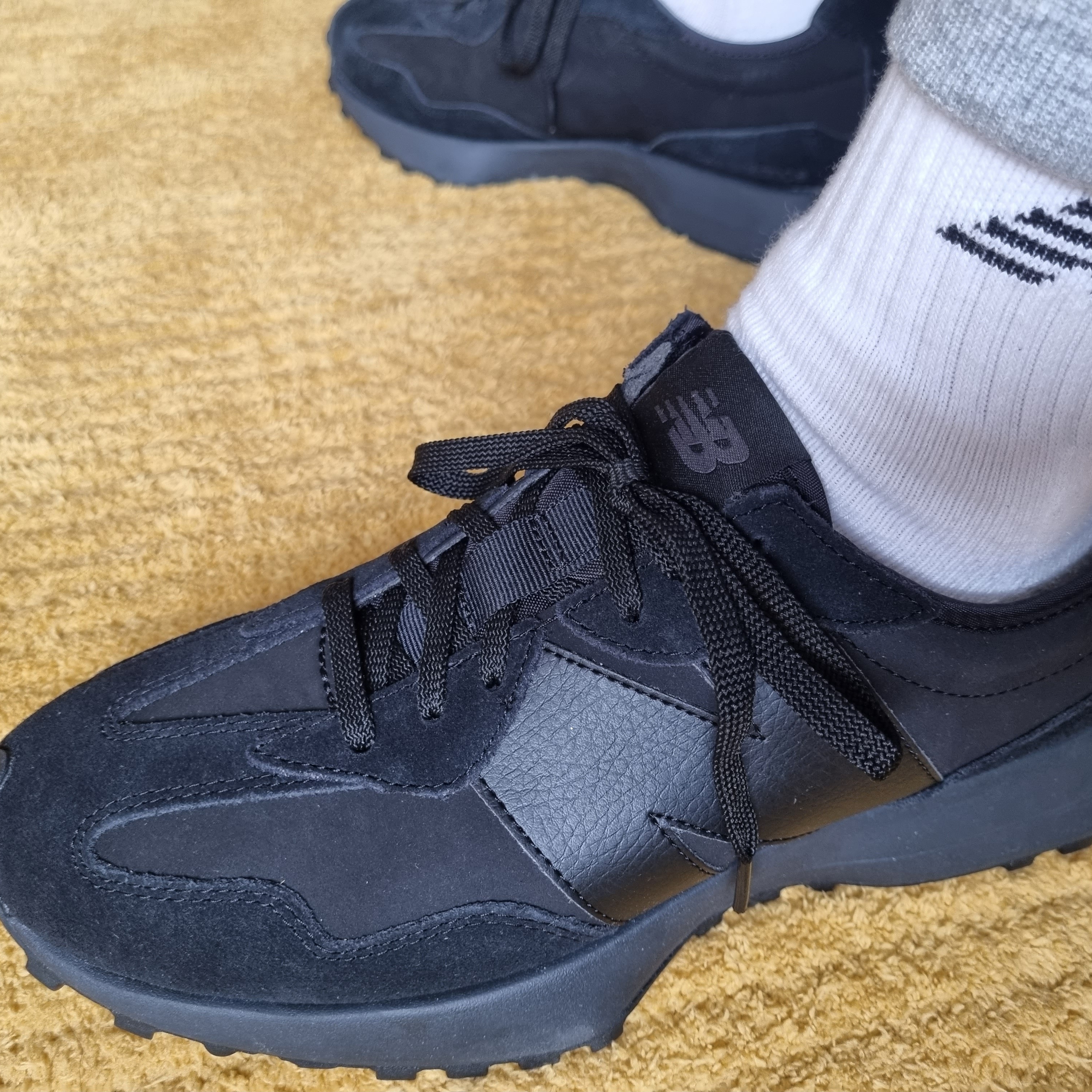 New Balance 327 Black 착용 스타일 - 1