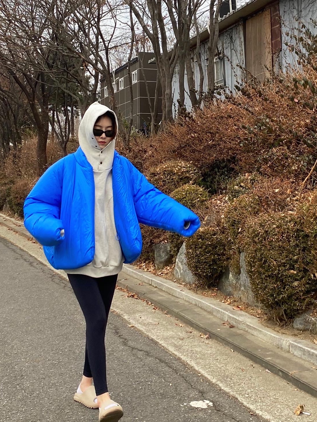 Yeezy Gap Round Jacket Blue, Adidas Yeezy Slide Pure 착용 스타일