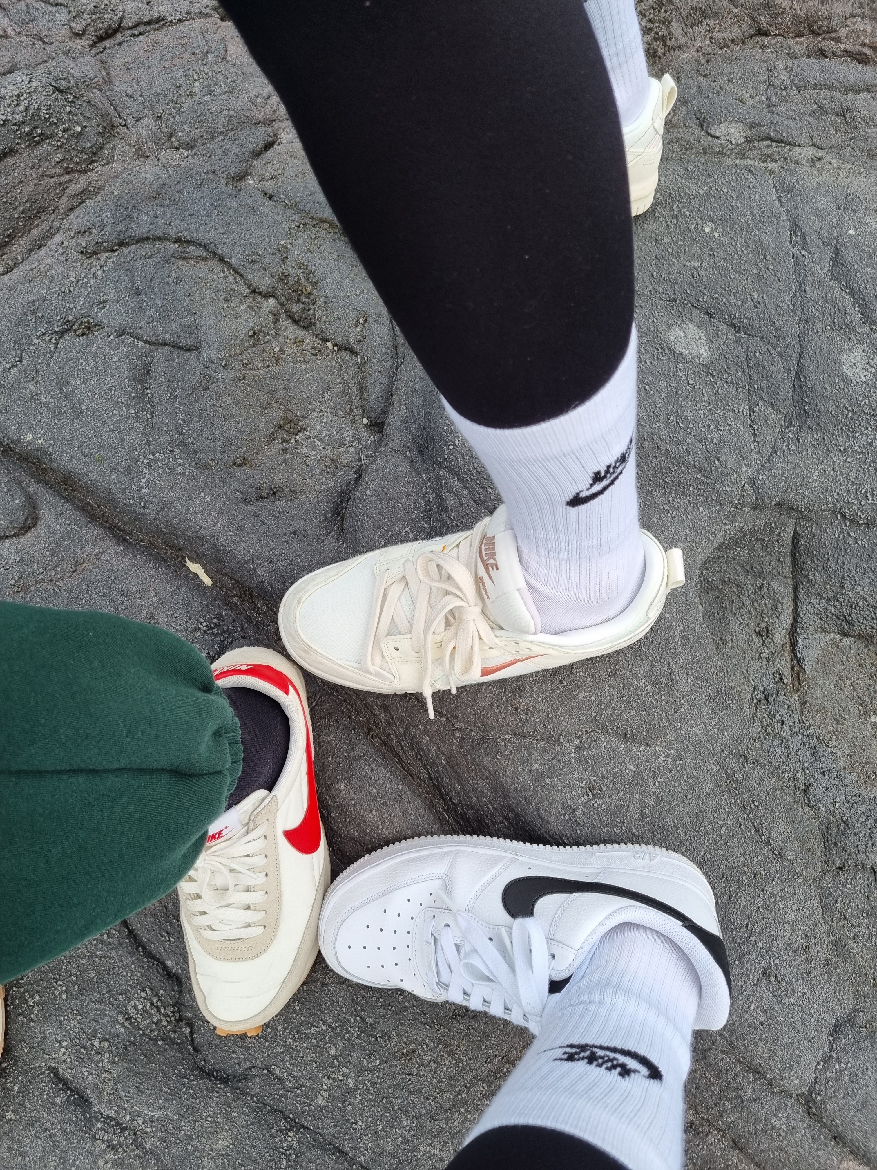 (W) Nike Air Force 1 '07 Low White Black, (W) Nike Daybreak Summit White University Red 착용 스타일 - 3