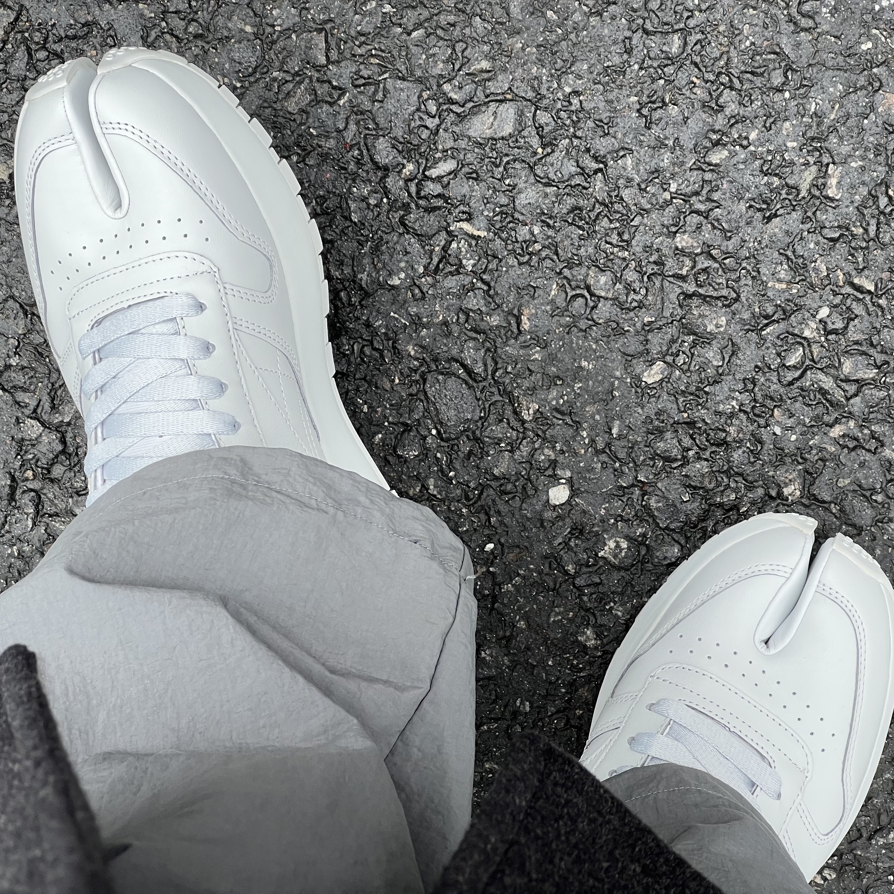 Reebok x Maison Margiela Classic Leather Tabi Shoes Grey 착용 스타일 - 1