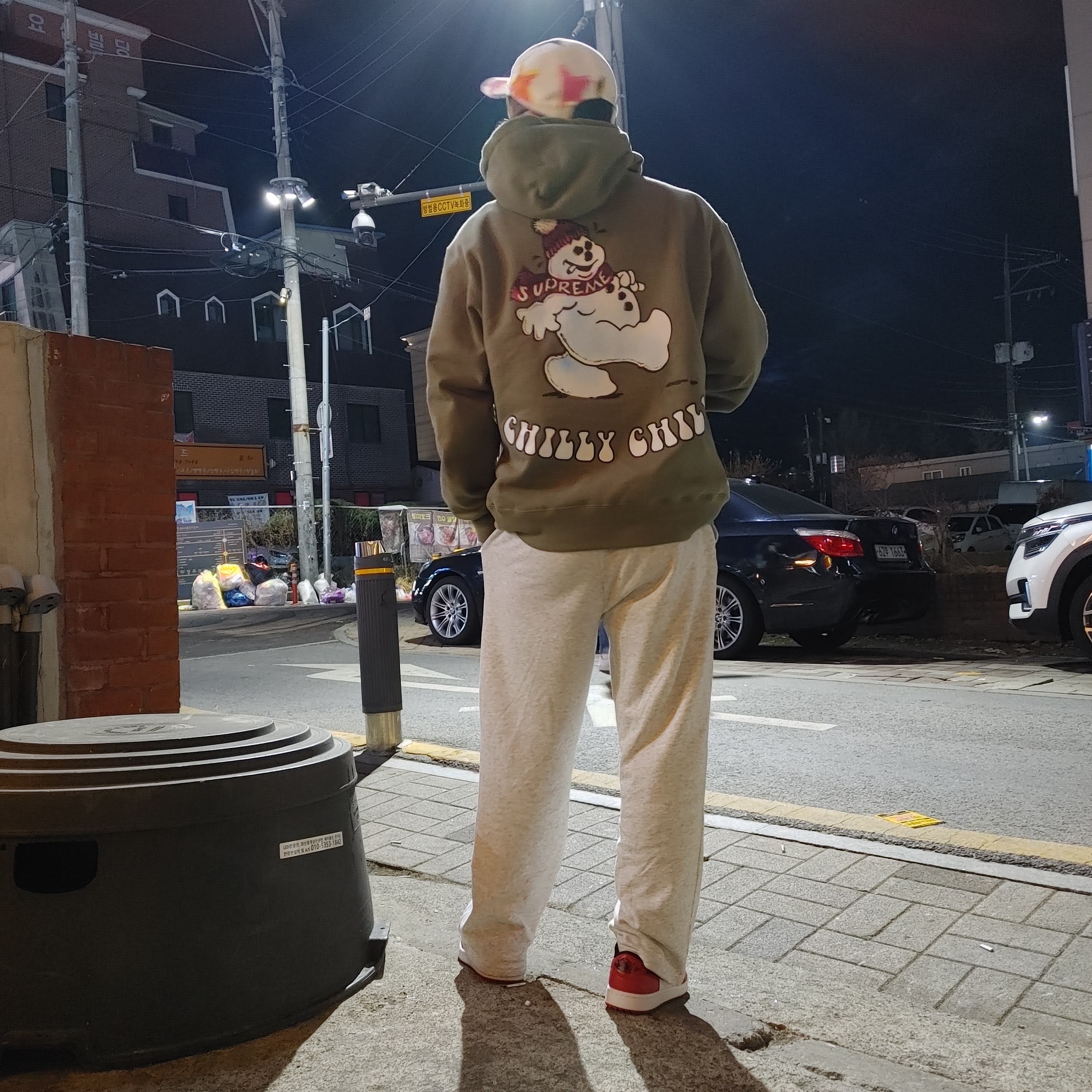 Supreme Snowman Hooded Sweatshirt Light Olive - 21FW, Stussy Painter Dyed T-Shirt Blue 착용 스타일 - 2