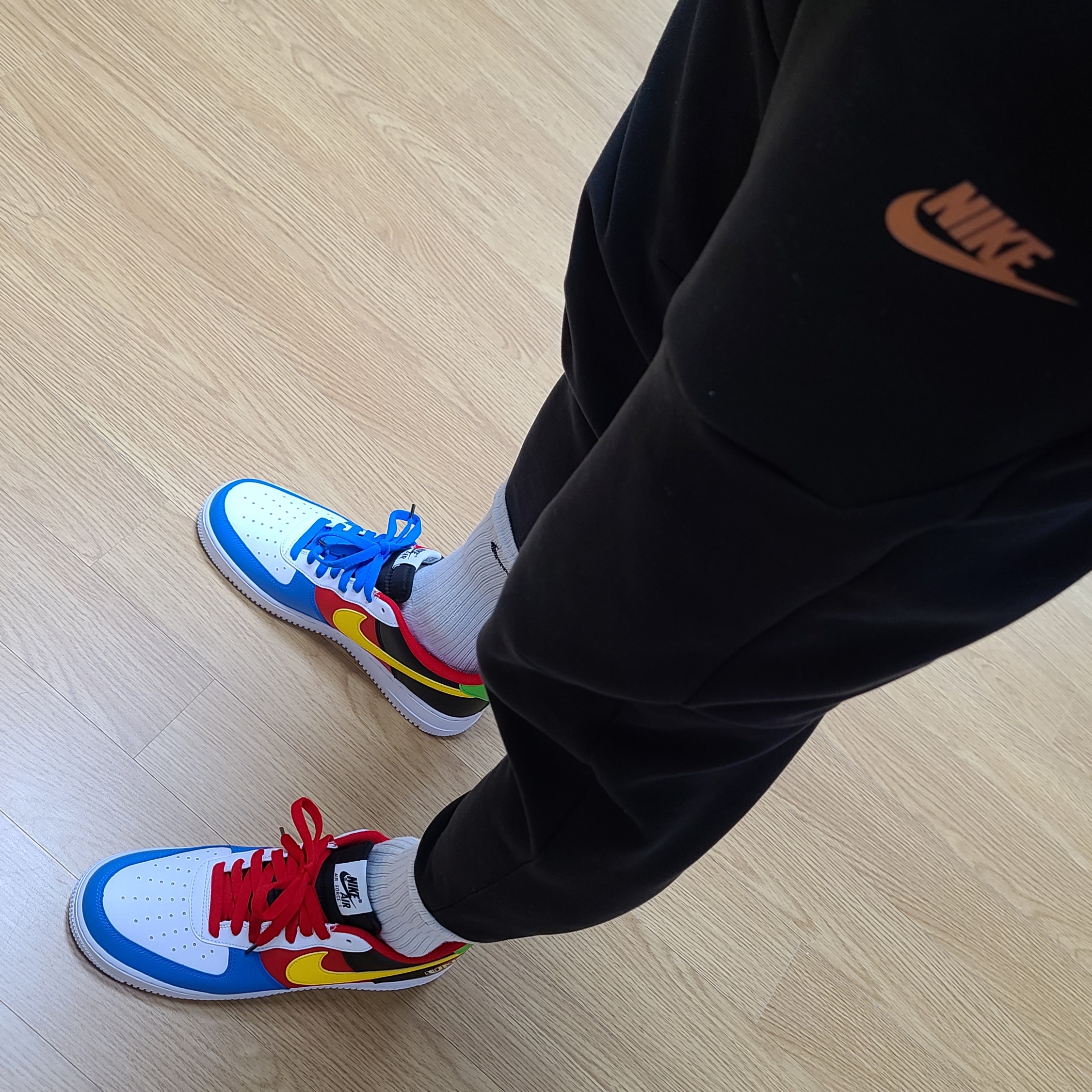 Nike x UNO Air Force 1 '07 QS White Yellow Zest 착용 스타일 - 1