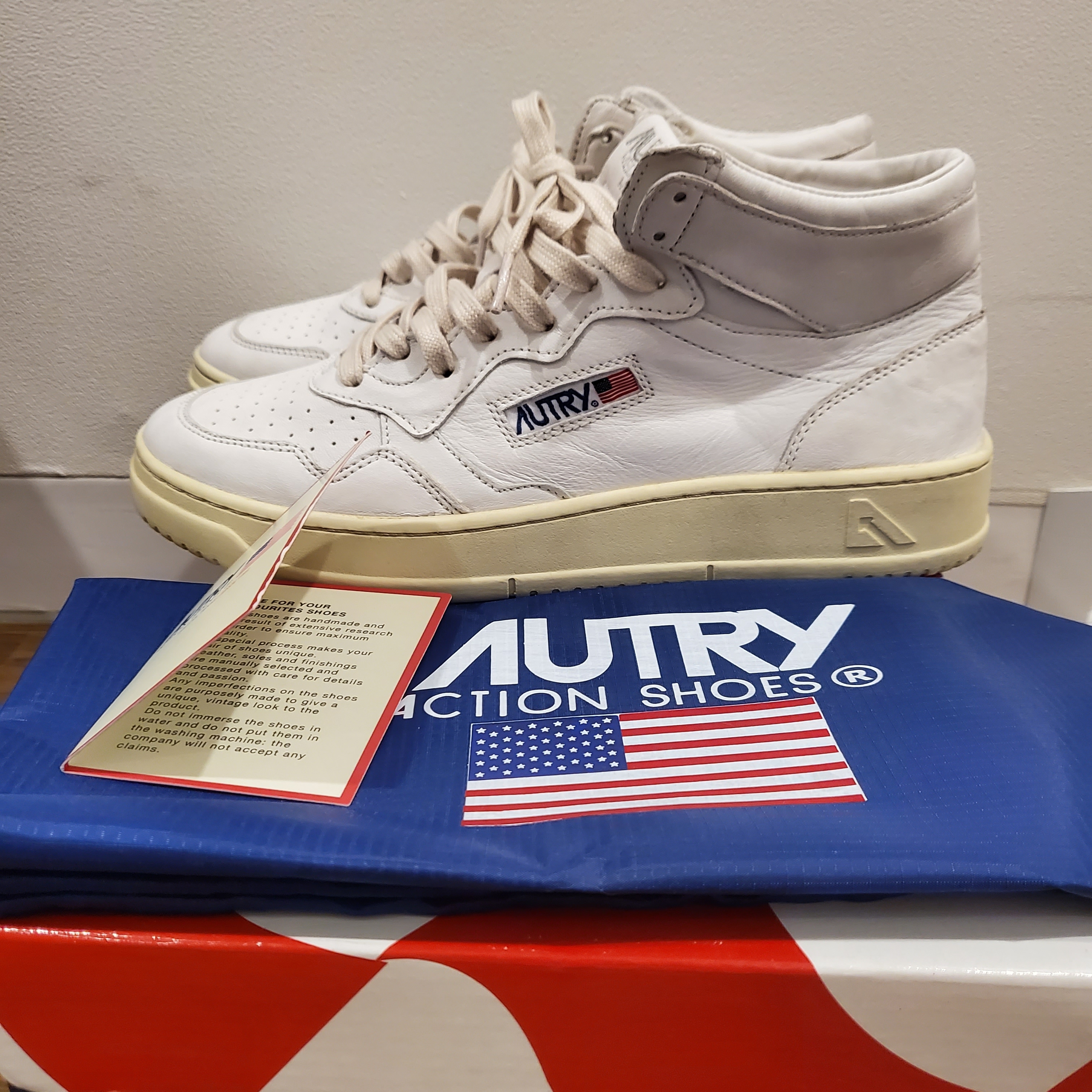 Autry Medalist Mid Goatskin Sneakers White 착용 스타일 - 1