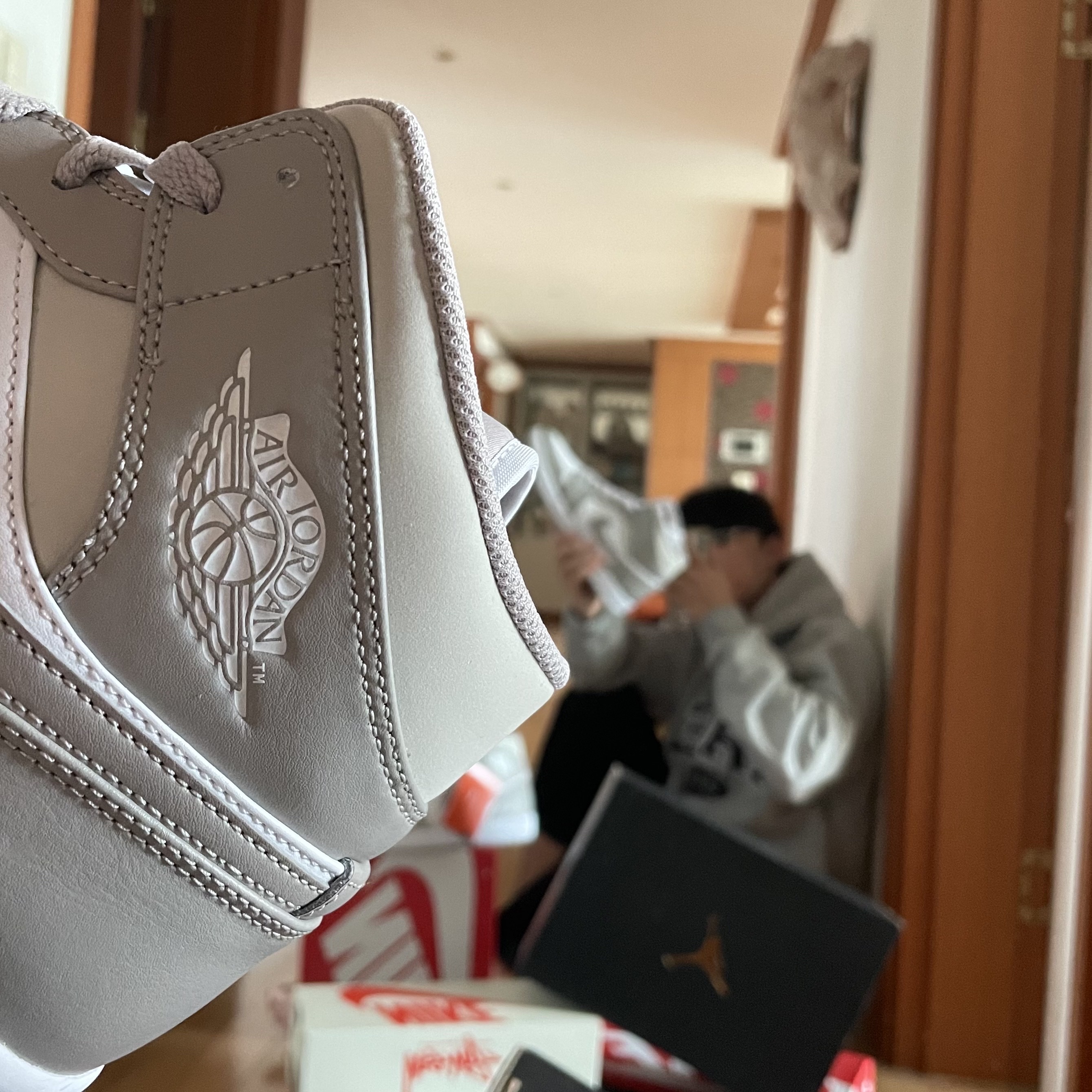 Jordan 1 Mid College Grey 착용 스타일 - 1