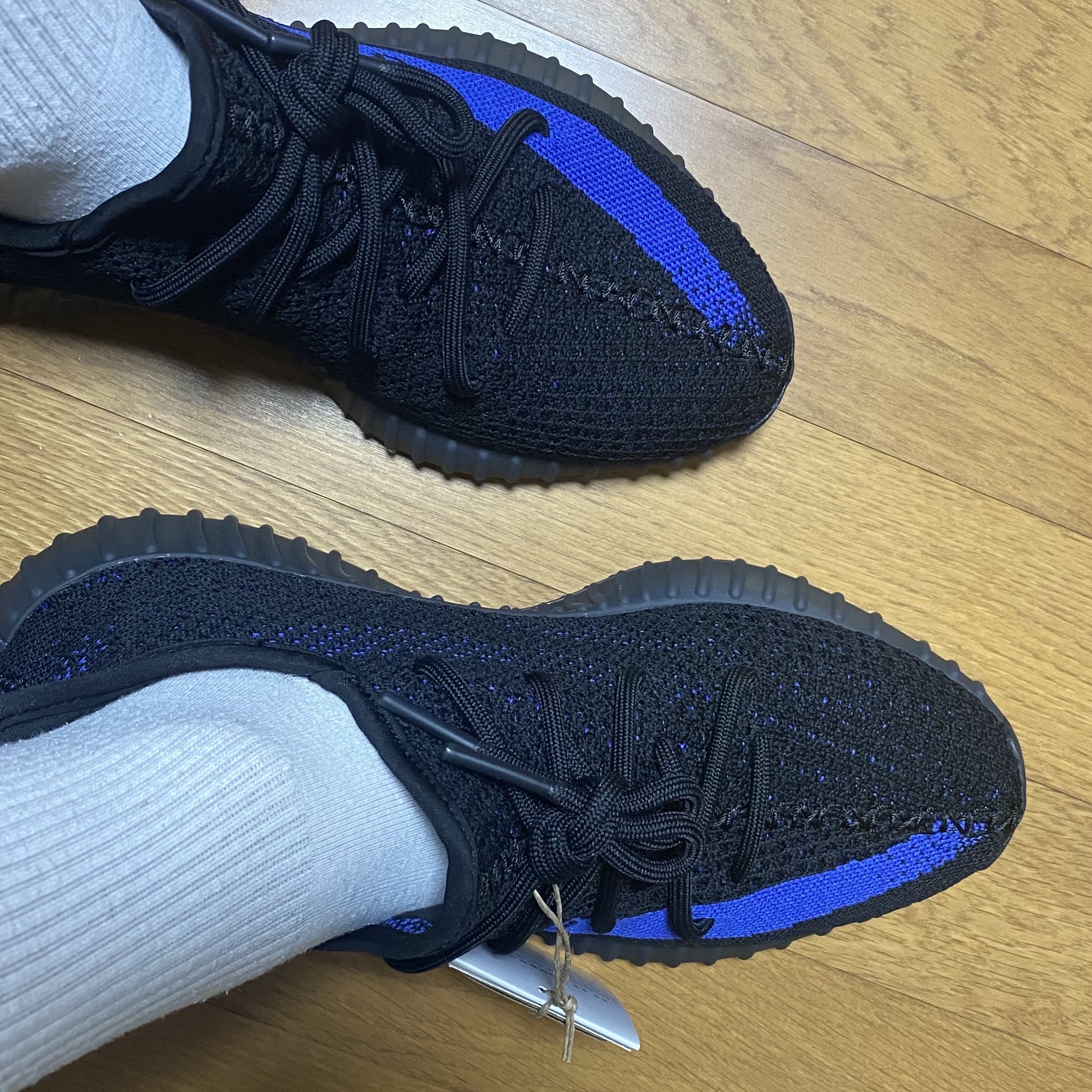 Adidas Yeezy Boost 350 V2 Dazzling Blue 착용 스타일 - 2