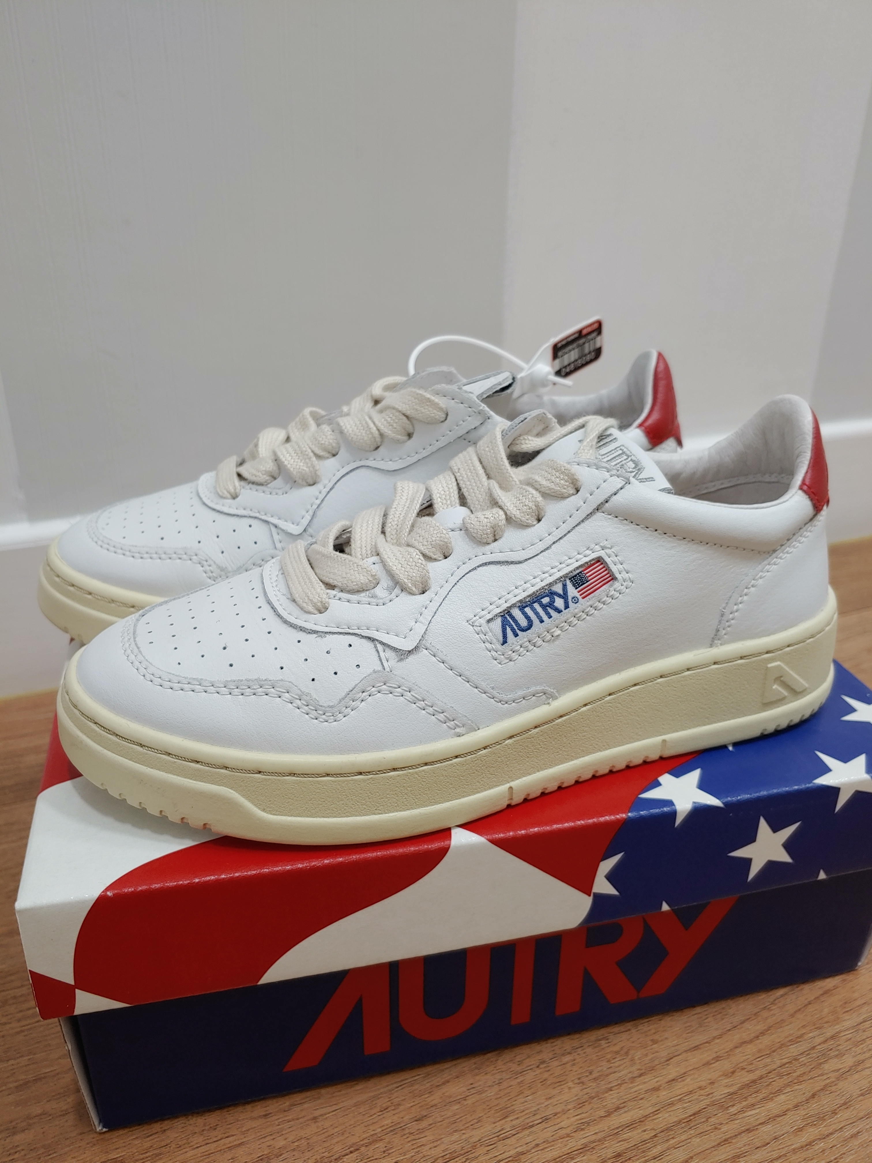 (W) Autry Medalist Low Leather Sneakers White Red 착용 스타일 - 1