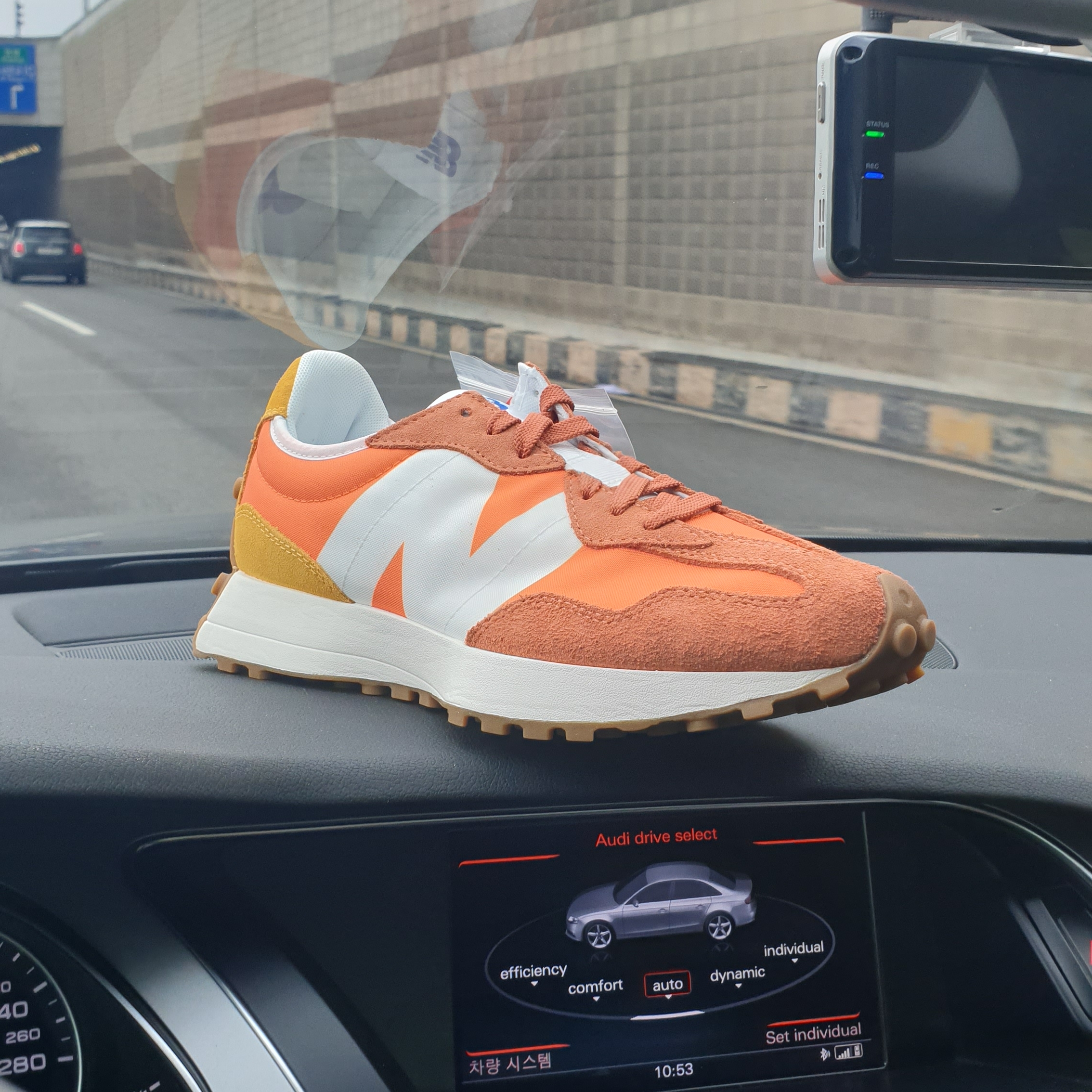 New Balance 327 Orange 착용 스타일 - 1