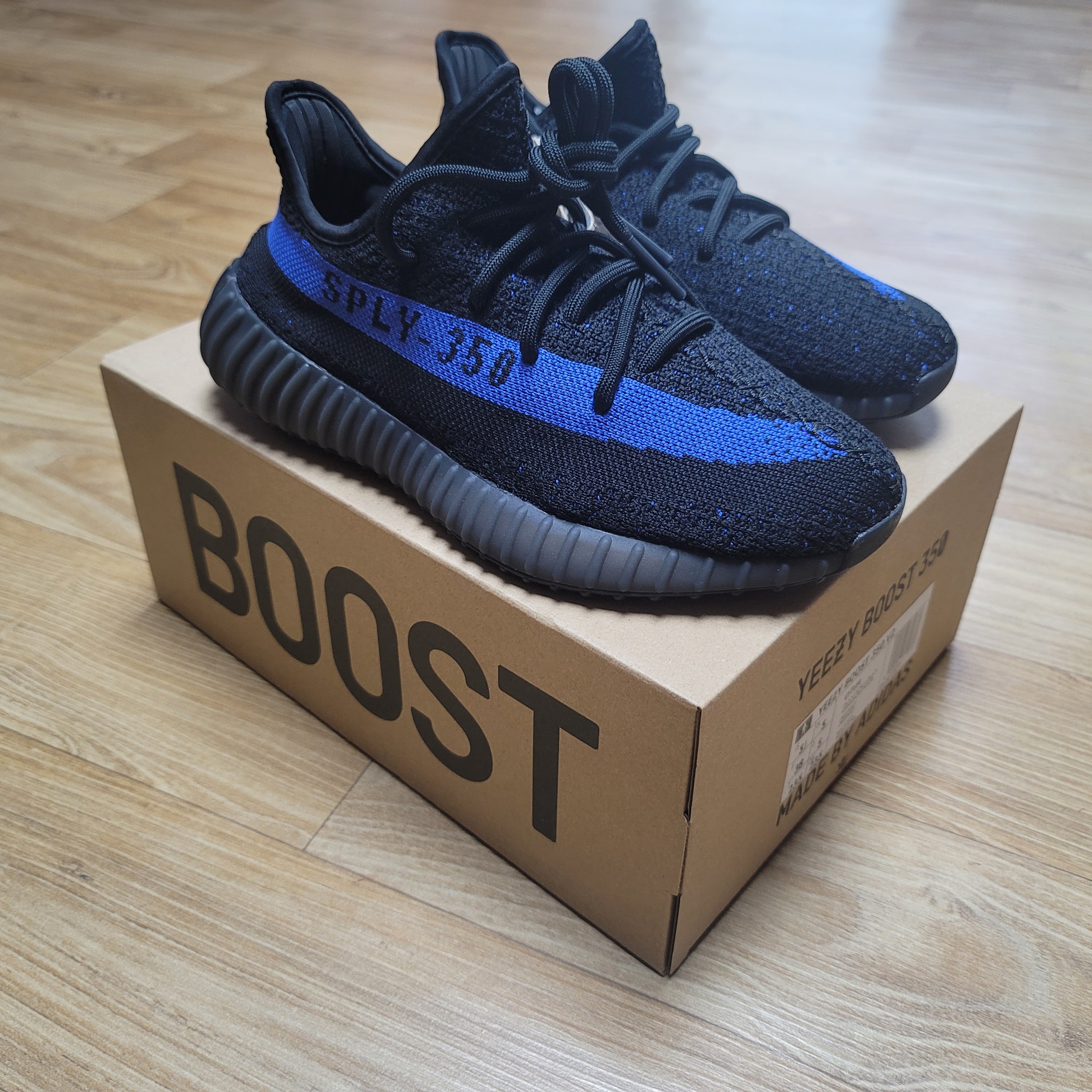Adidas Yeezy Boost 350 V2 Dazzling Blue 착용 스타일