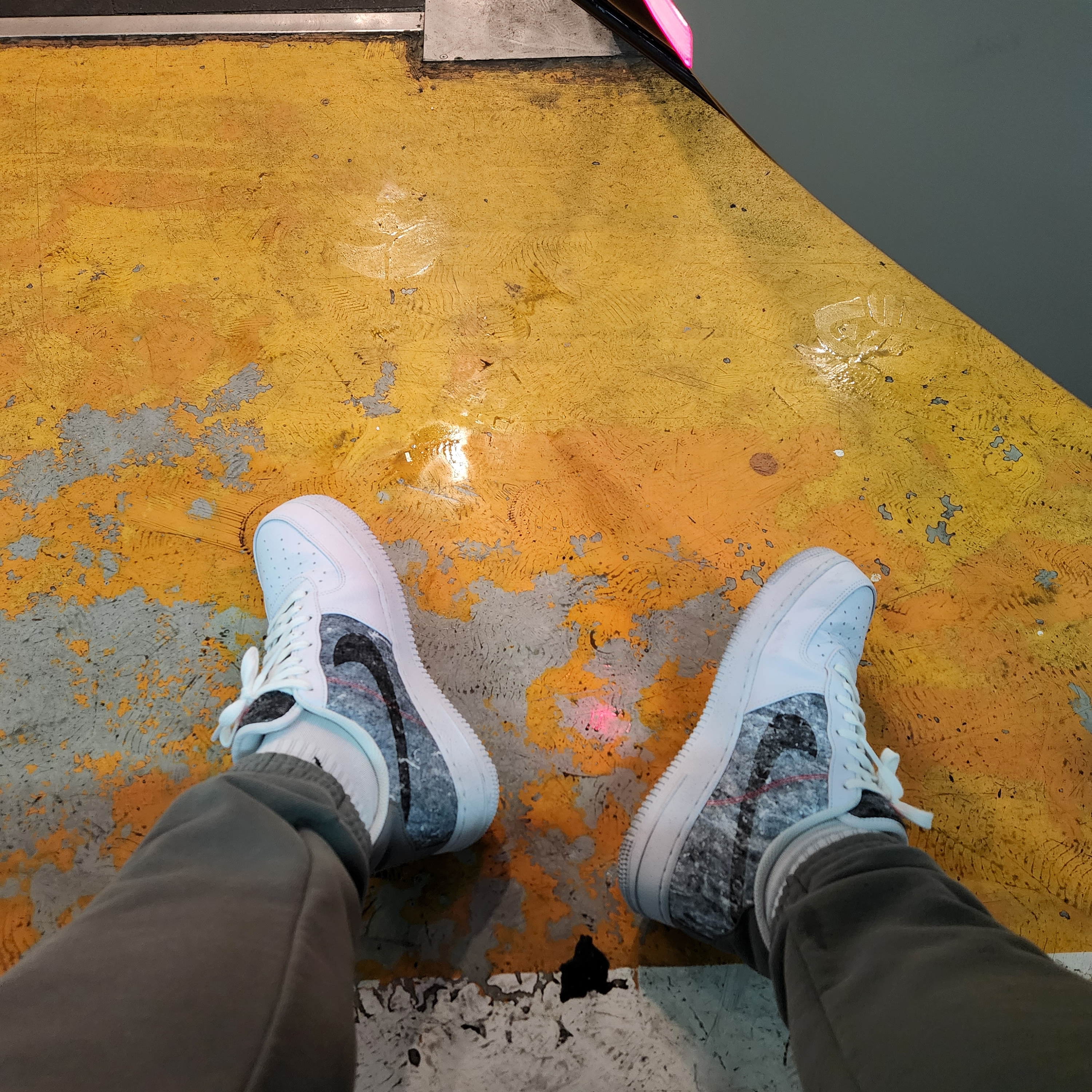 Nike Air Force 1 '07 LV8 Light Smoke Grey 착용 스타일 - 1