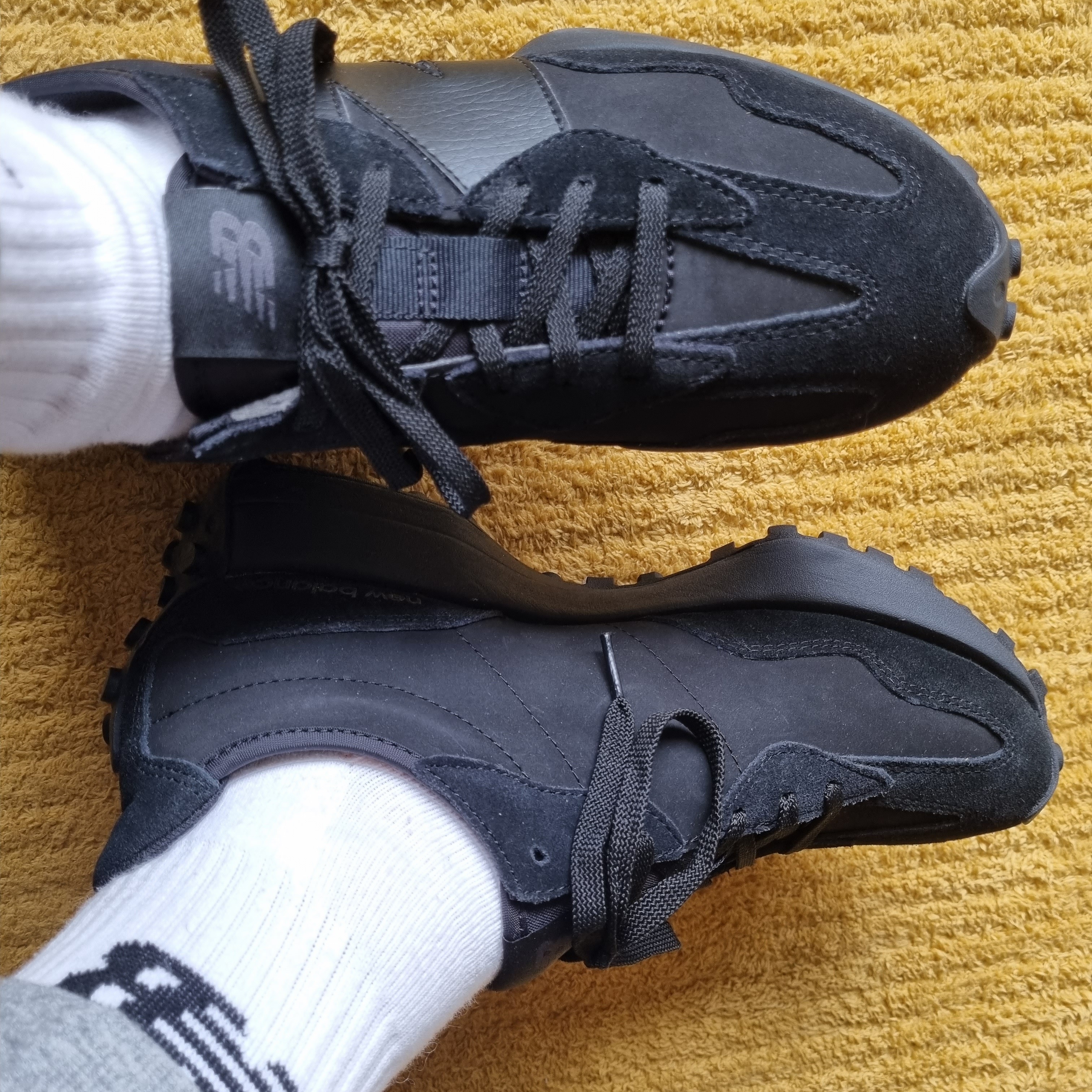 New Balance 327 Black 착용 스타일 - 3