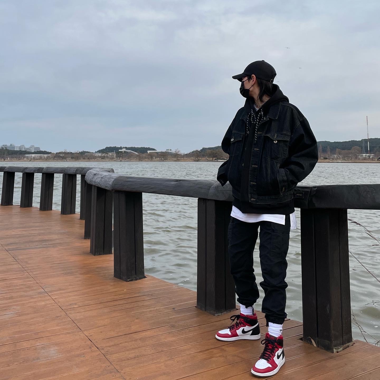 (W) Jordan 1 Retro High Satin Red, Stussy Small Stock Crew Socks White (3 Pack) 착용 스타일 - 1