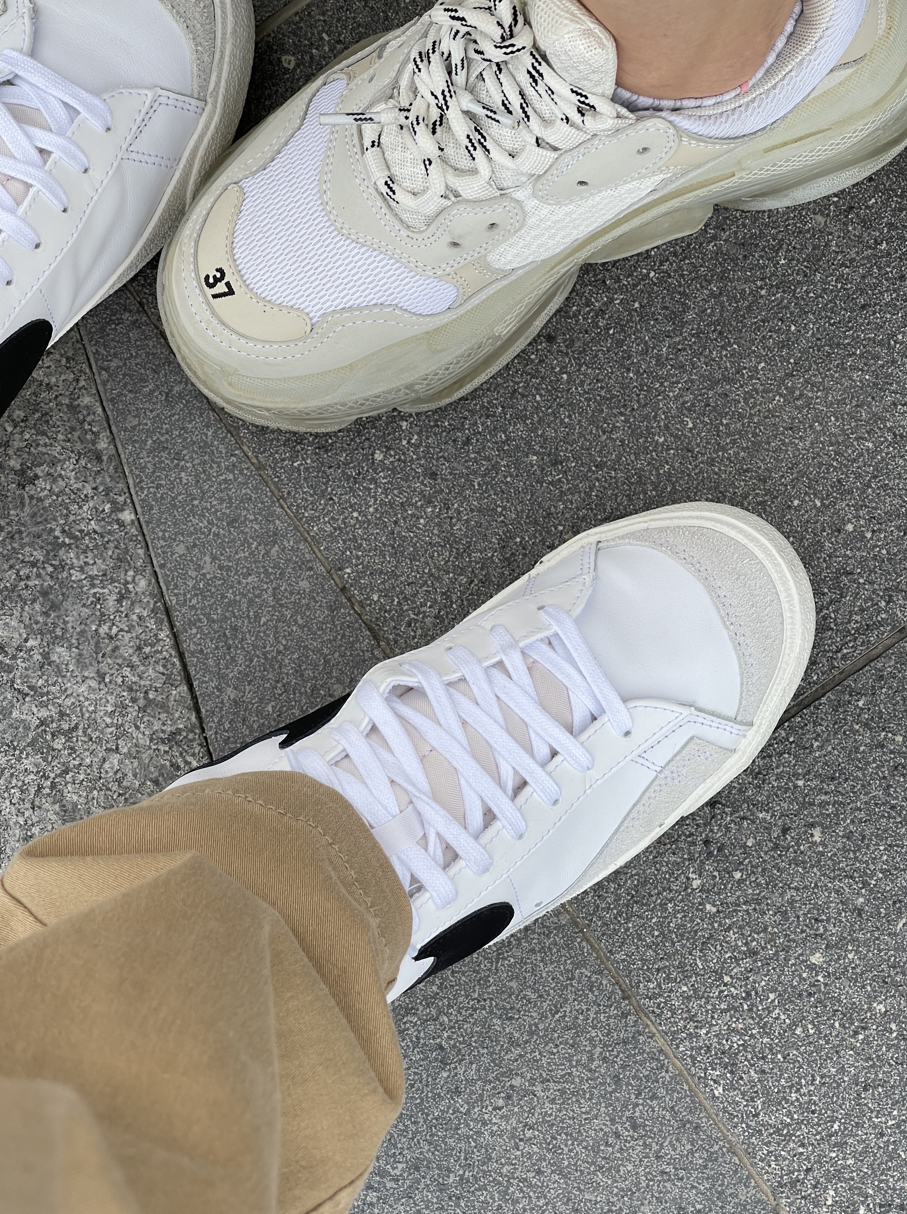 Nike Blazer Mid '77 Vintage White Black, (W) Balenciaga Triple S Clear Sole White 2019 착용 스타일 - 3