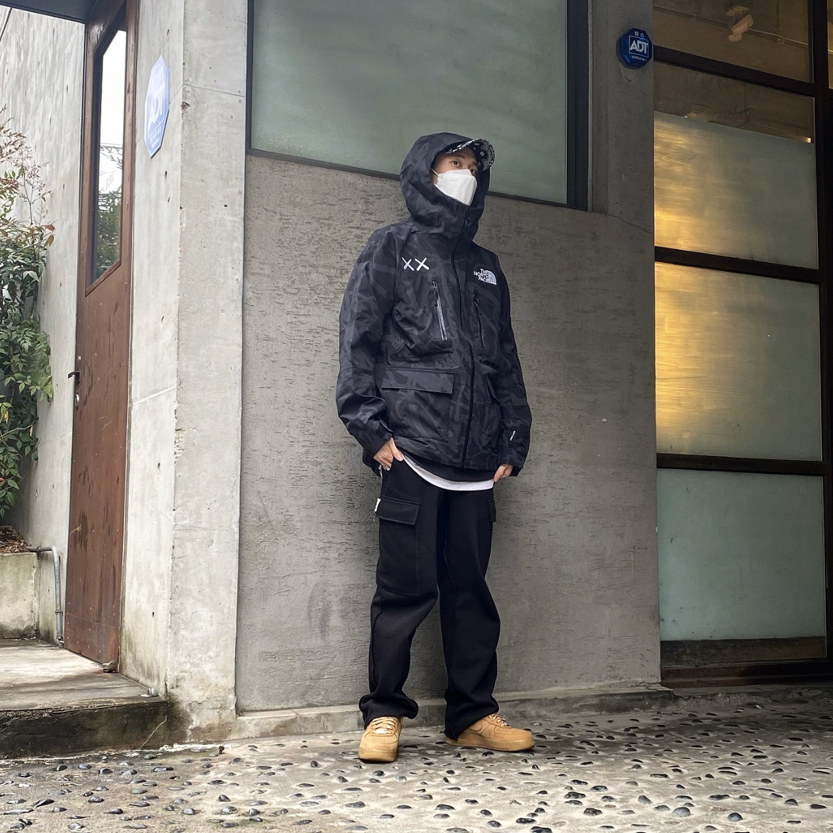 The North Face x Kaws Freeride Jacket Black Dragline Print, Nike x Supreme Air Force 1 Low Flax 착용 스타일 - 1