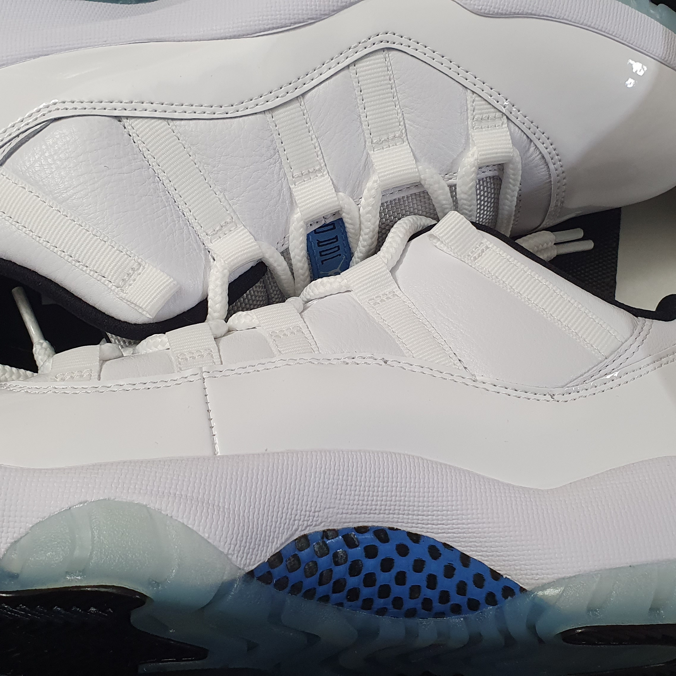 Jordan 11 Retro Low Legend Blue 착용 스타일 - 3
