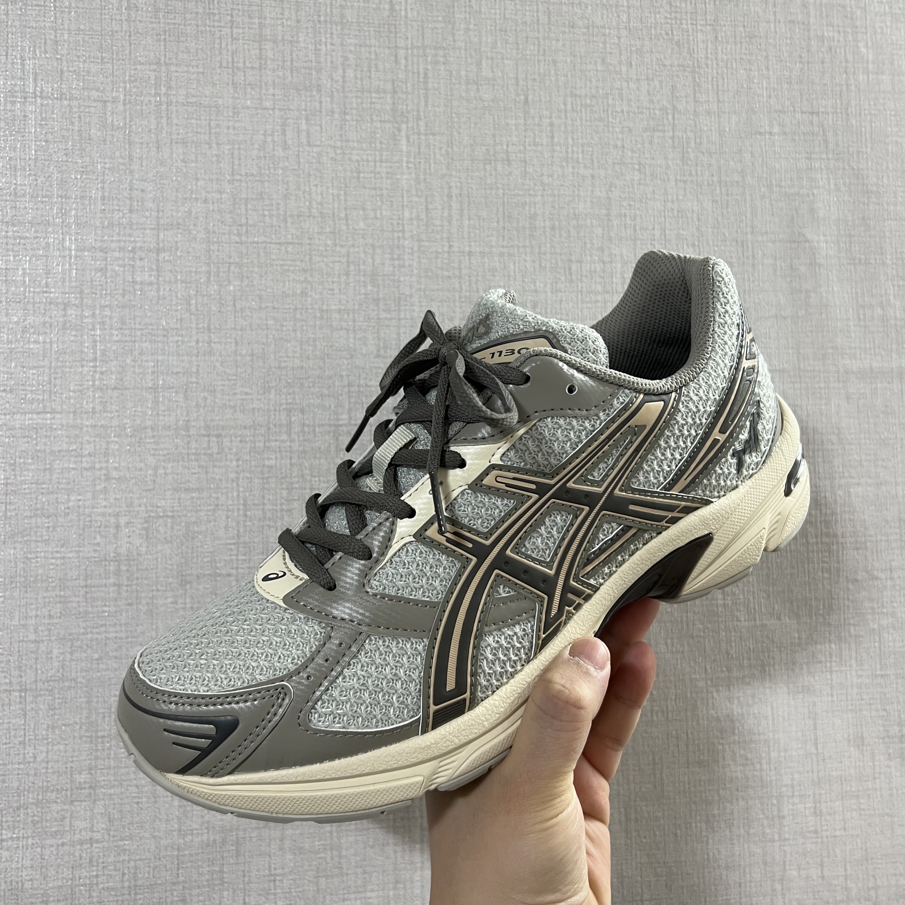 Asics x I4P Gel-1130 Glacier Grey Mink 착용 스타일 - 1