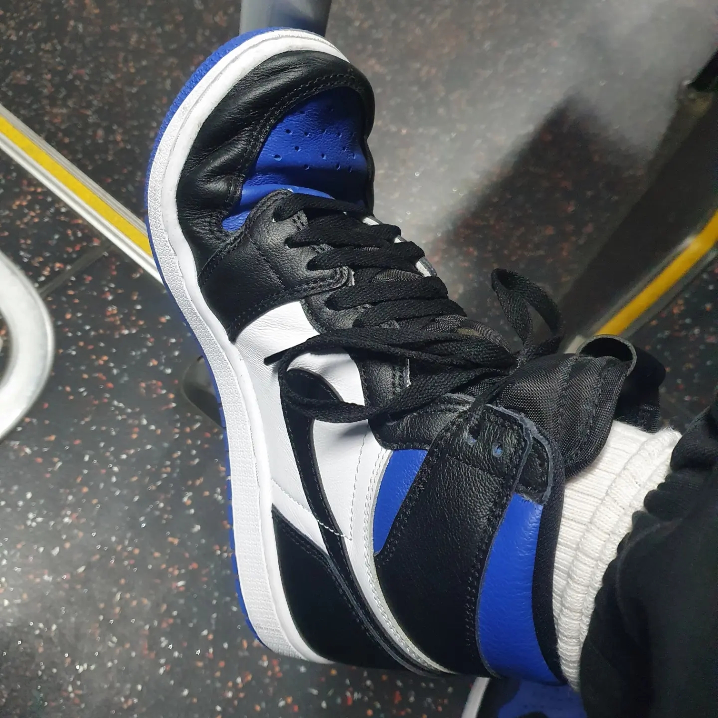 Jordan 1 Retro High OG Black Mocha, Jordan 1 Retro High OG Royal Toe 착용 스타일 - 2