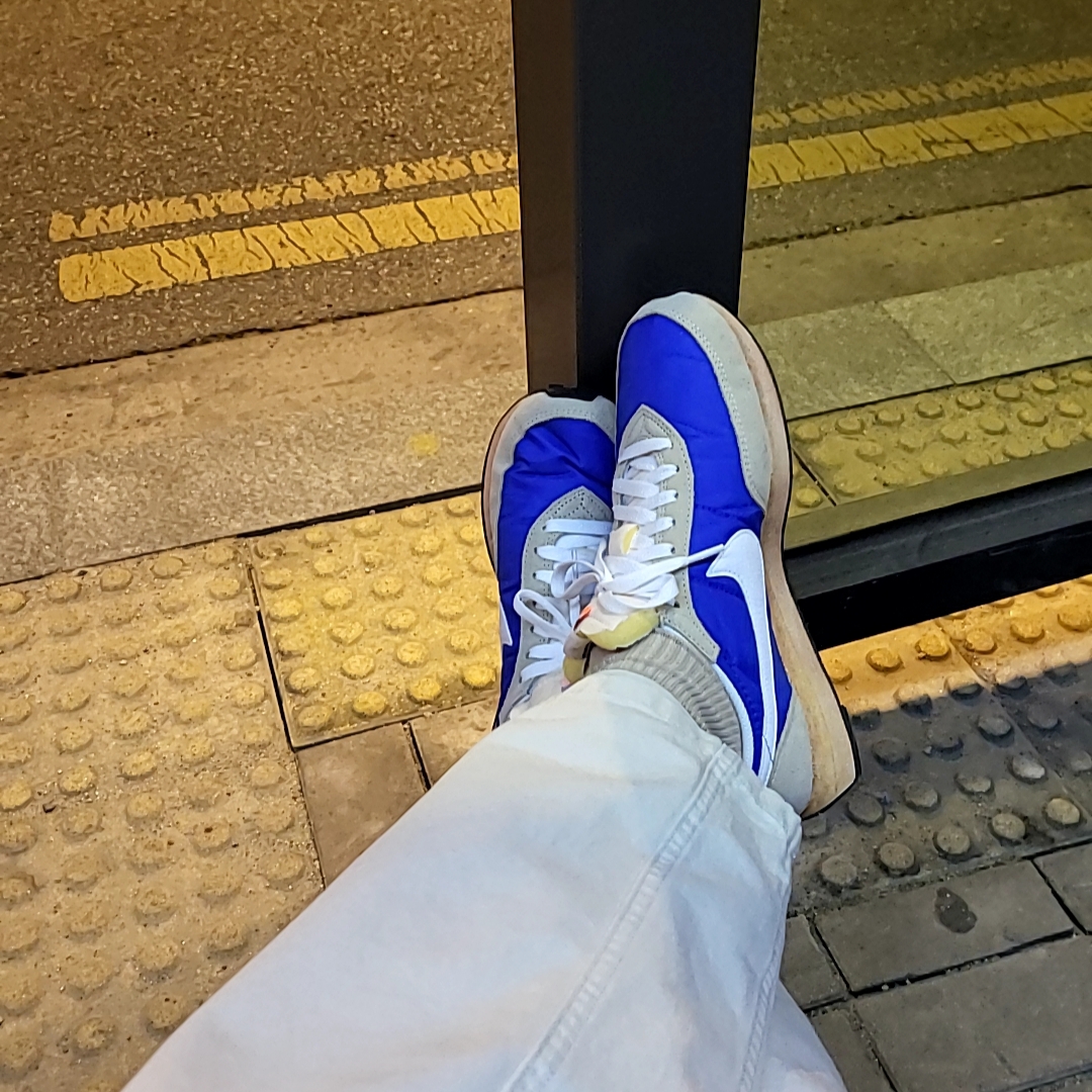 Nike Waffle Trainer 2 Hyper Royal Rattan 착용 스타일 - 2