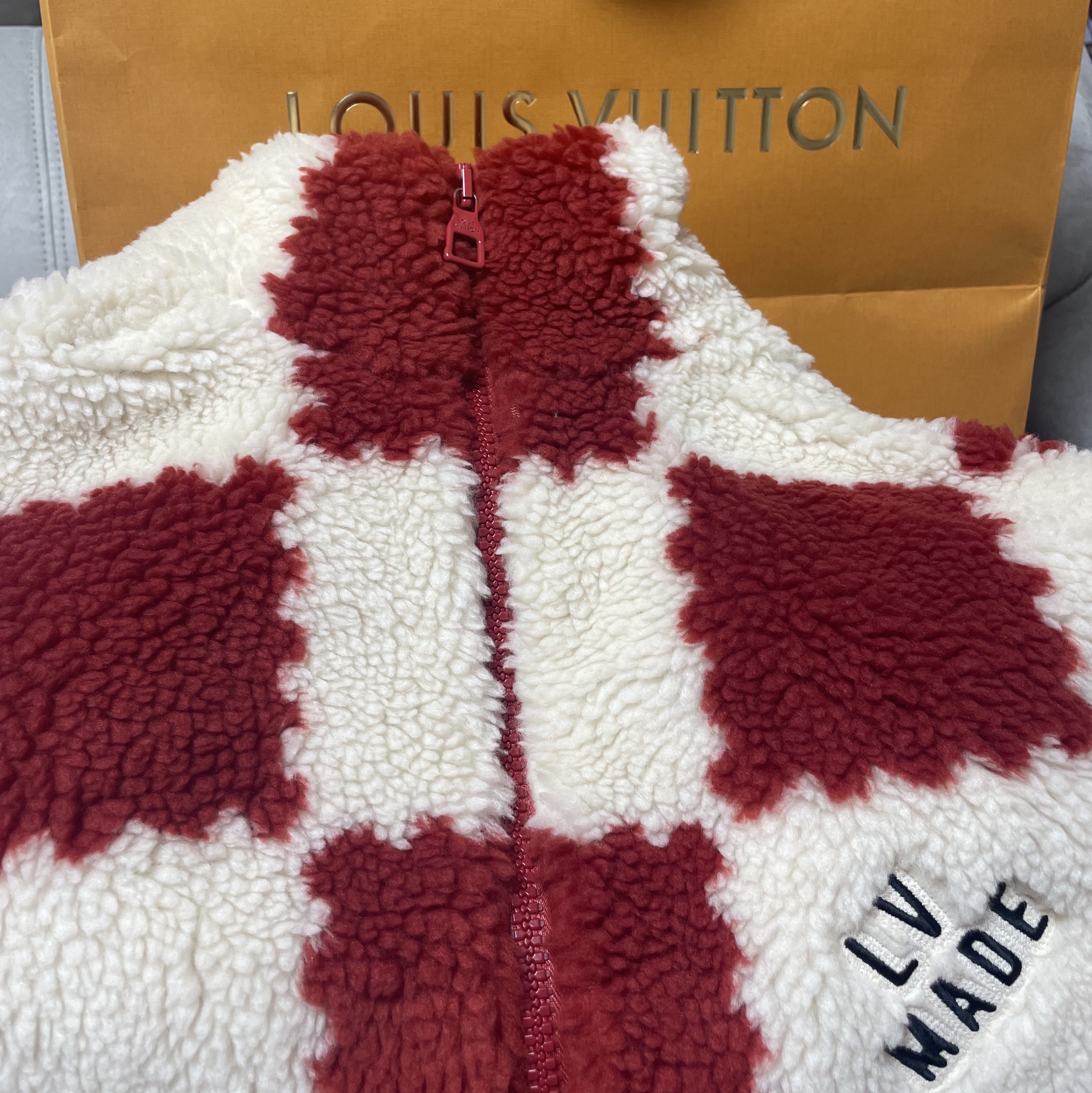 Louis Vuitton x Nigo Jacquard Damier Fleece Blouson Garnet Red 착용 스타일 - 2
