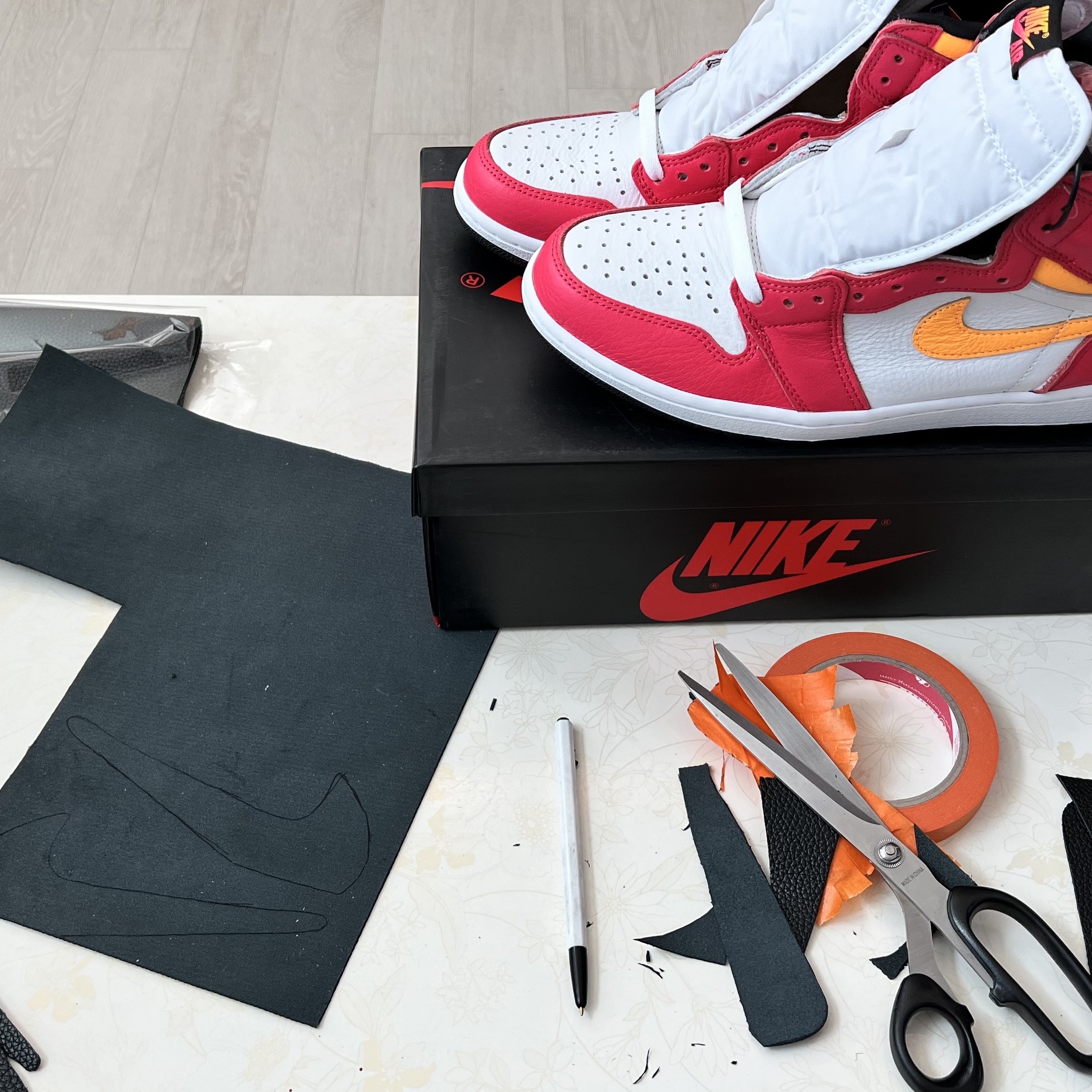 Jordan 1 Retro High OG Light Fusion Red, Jordan 1 x Off-White Retro High Chicago The Ten 착용 스타일 - 1
