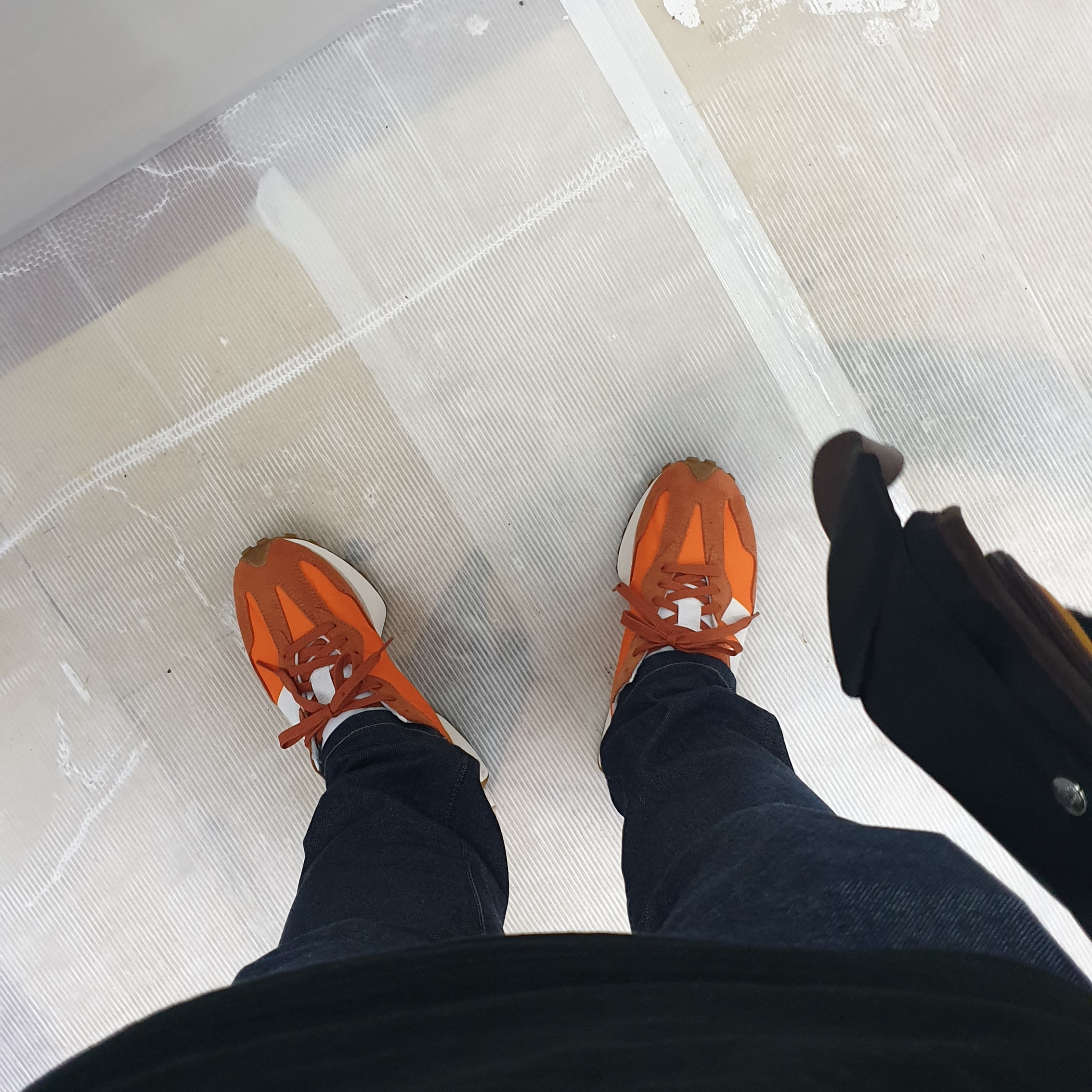 New Balance 327 Orange 착용 스타일 - 2