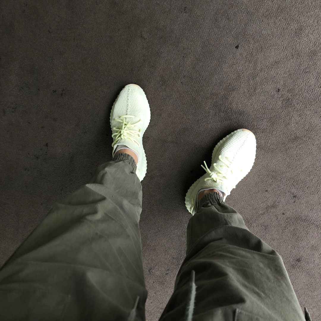 Adidas Yeezy Boost 350 V2 Butter 착용 스타일