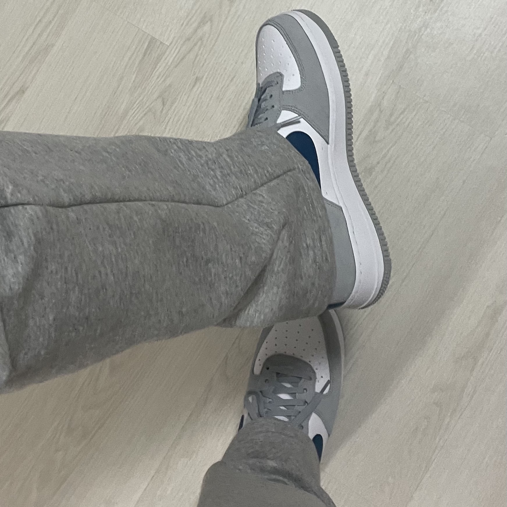 Nike Air Force 1 '07 LV8 Athletic Club Light Smoke Grey Marina 착용 스타일 - 2