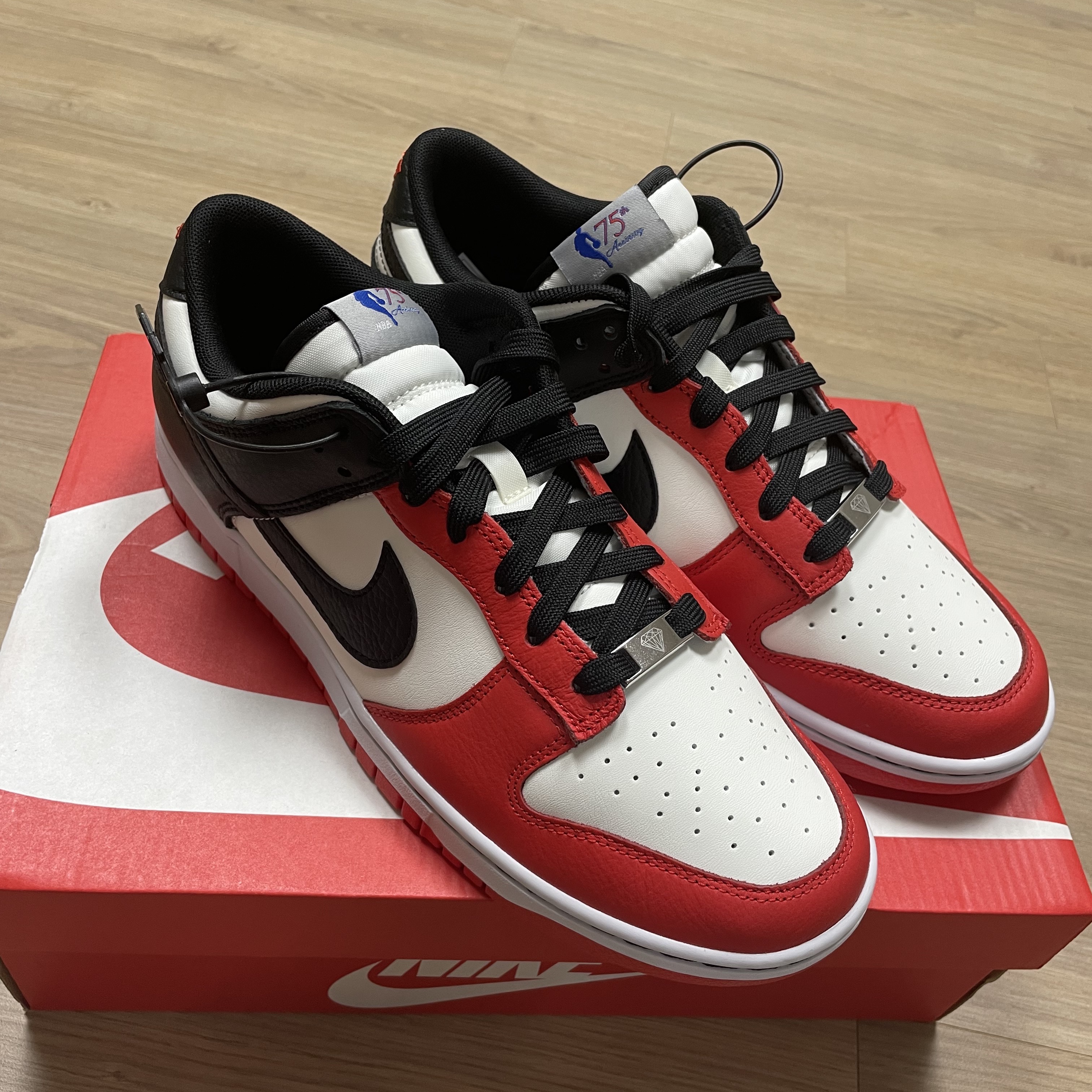 Nike x NBA Dunk Low Retro EMB Black and Chile Red 착용 스타일 - 2