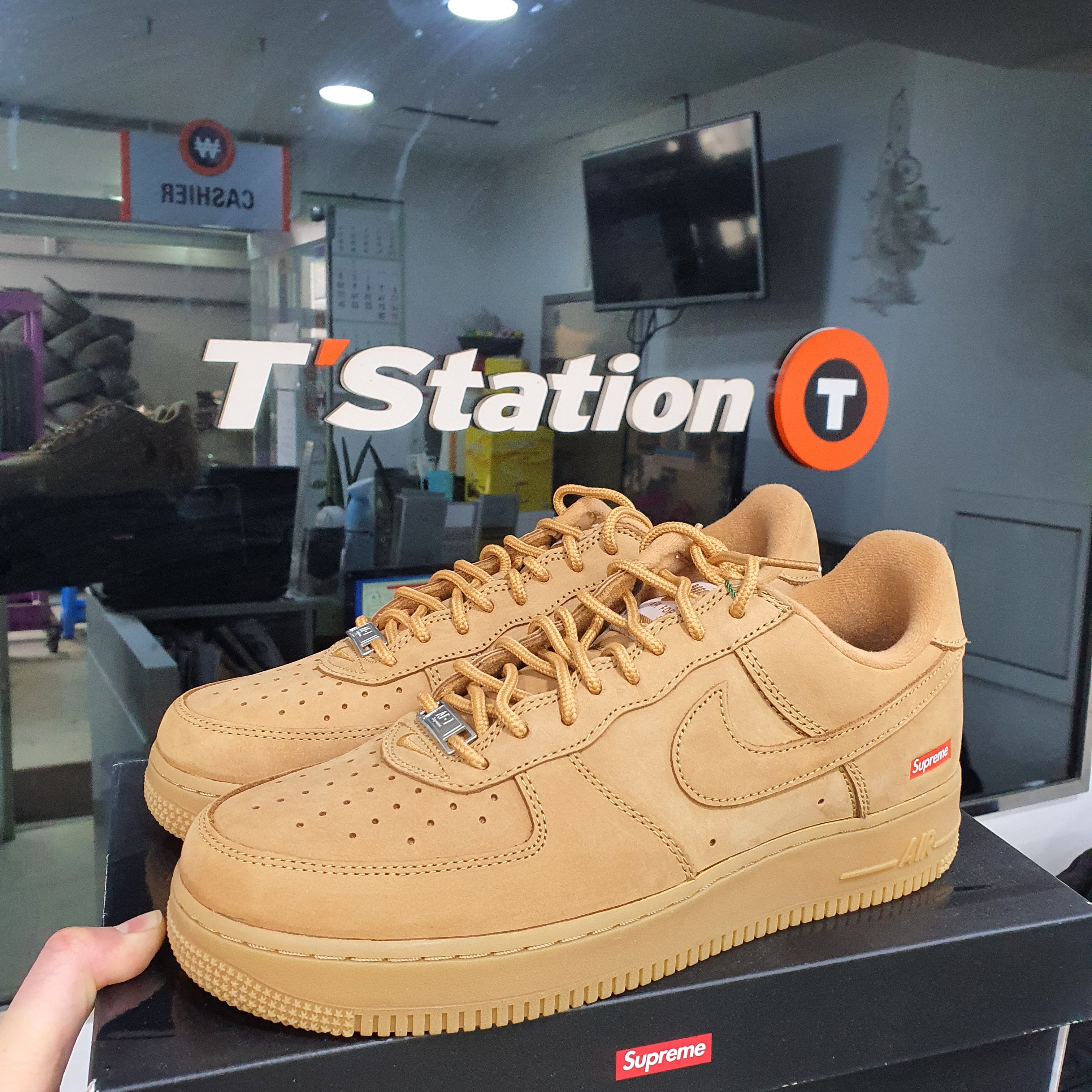 Nike x Supreme Air Force 1 Low Flax 착용 스타일 - 2
