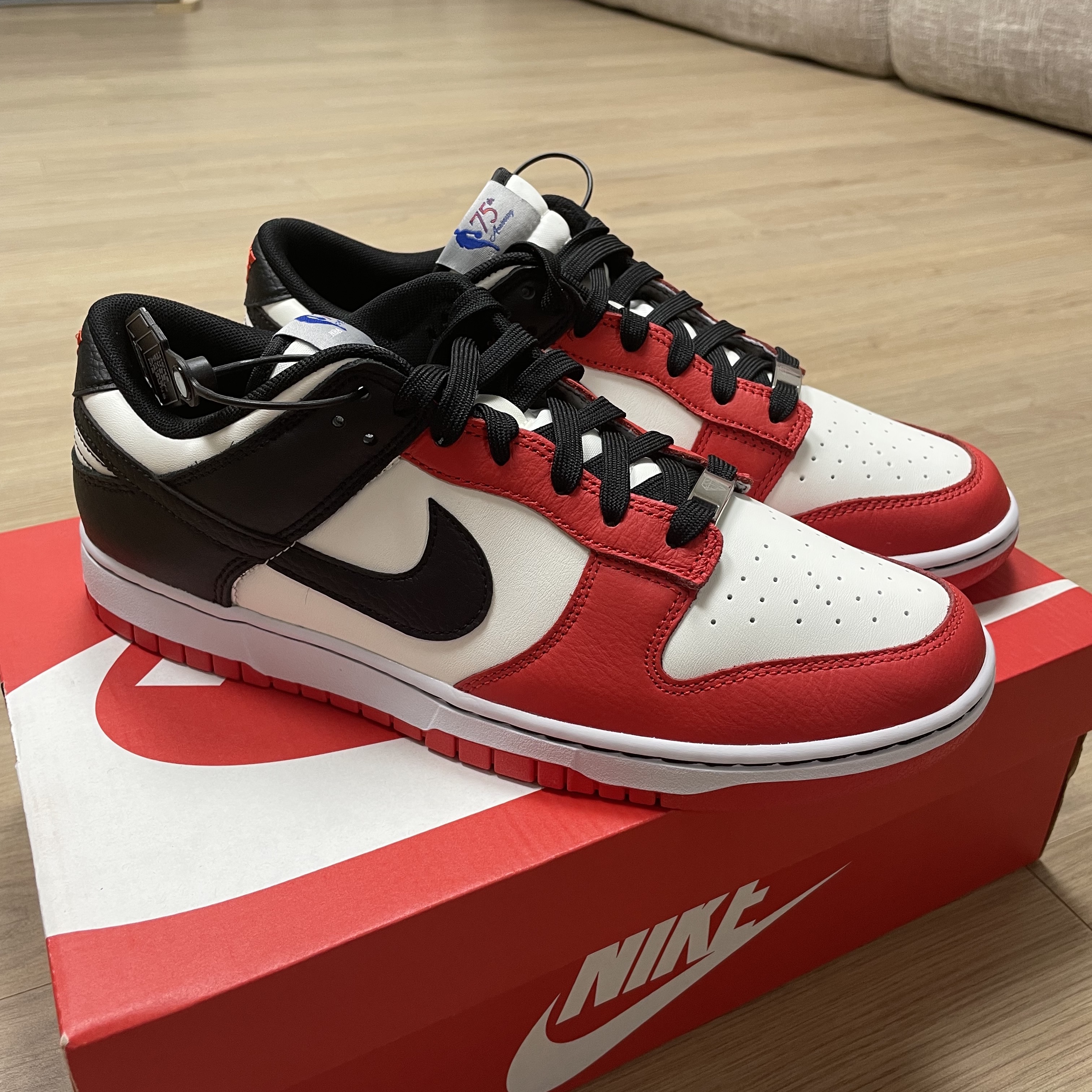 Nike x NBA Dunk Low Retro EMB Black and Chile Red 착용 스타일 - 1
