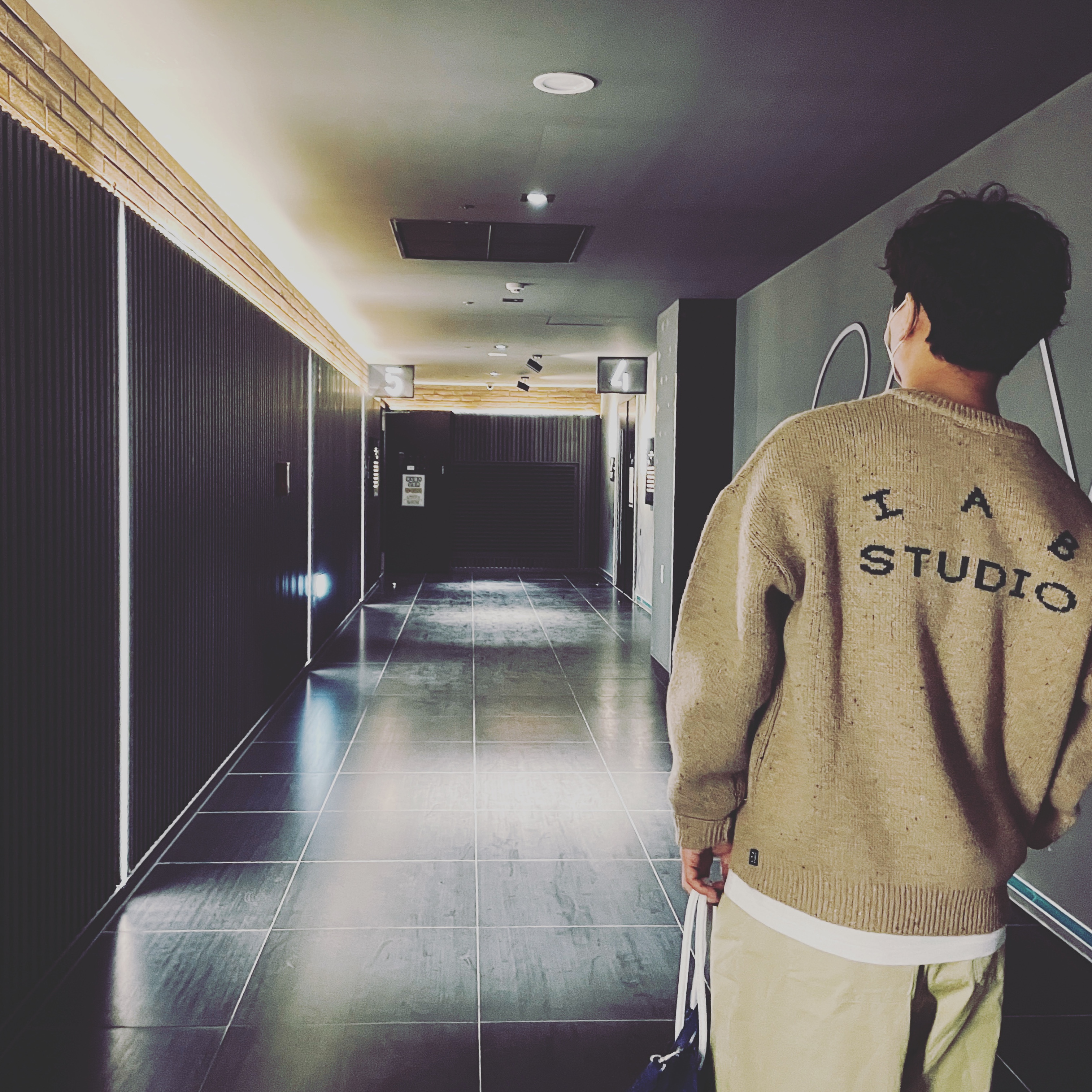 IAB Studio x Saddler Haus Knit Basil, Ader Error Shopper Bag Blue 착용 스타일