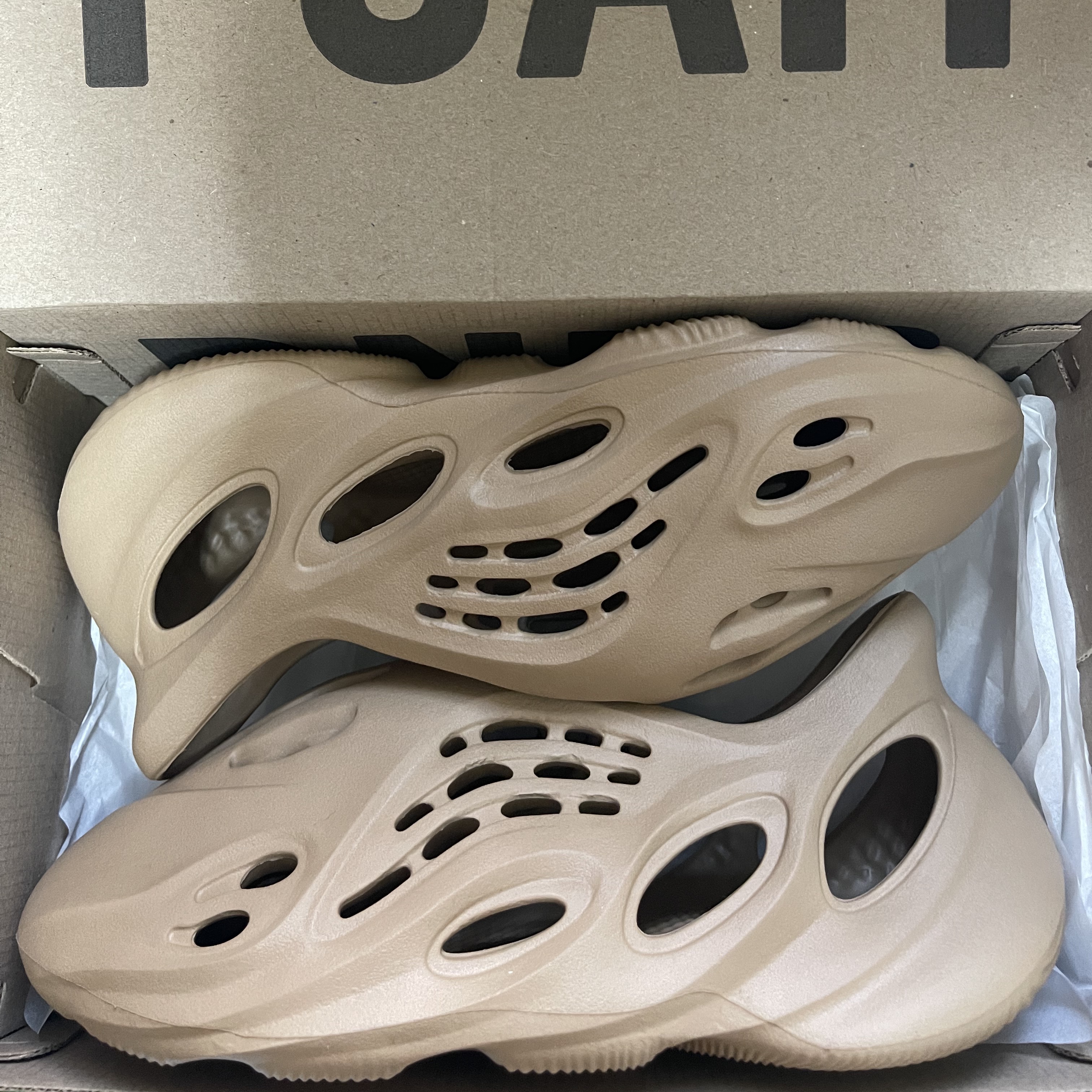 Adidas Yeezy Foam RNNR Ochre 착용 스타일