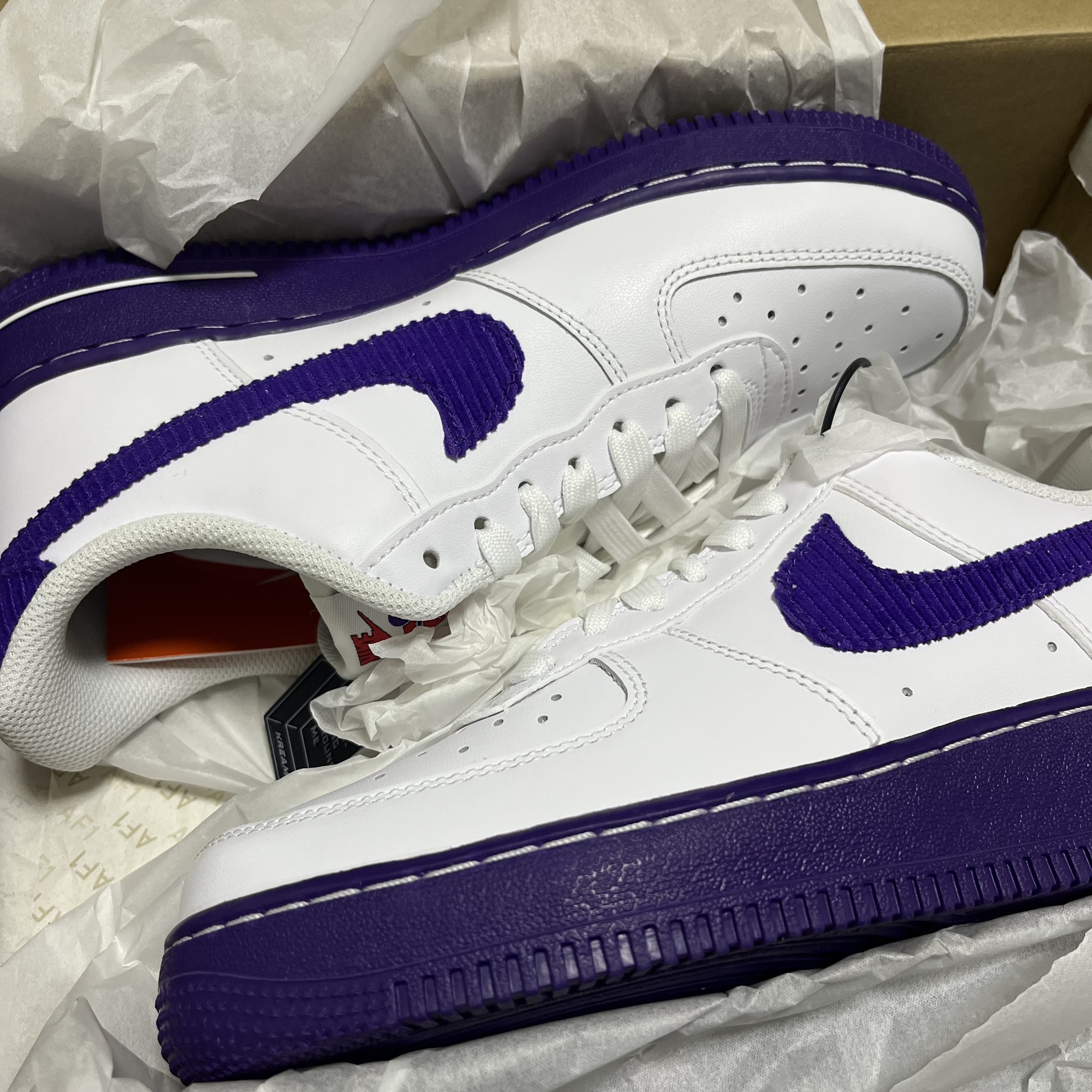 Nike Air Force 1 '07 LV8 EMB White and Court Purple 착용 스타일 - 1