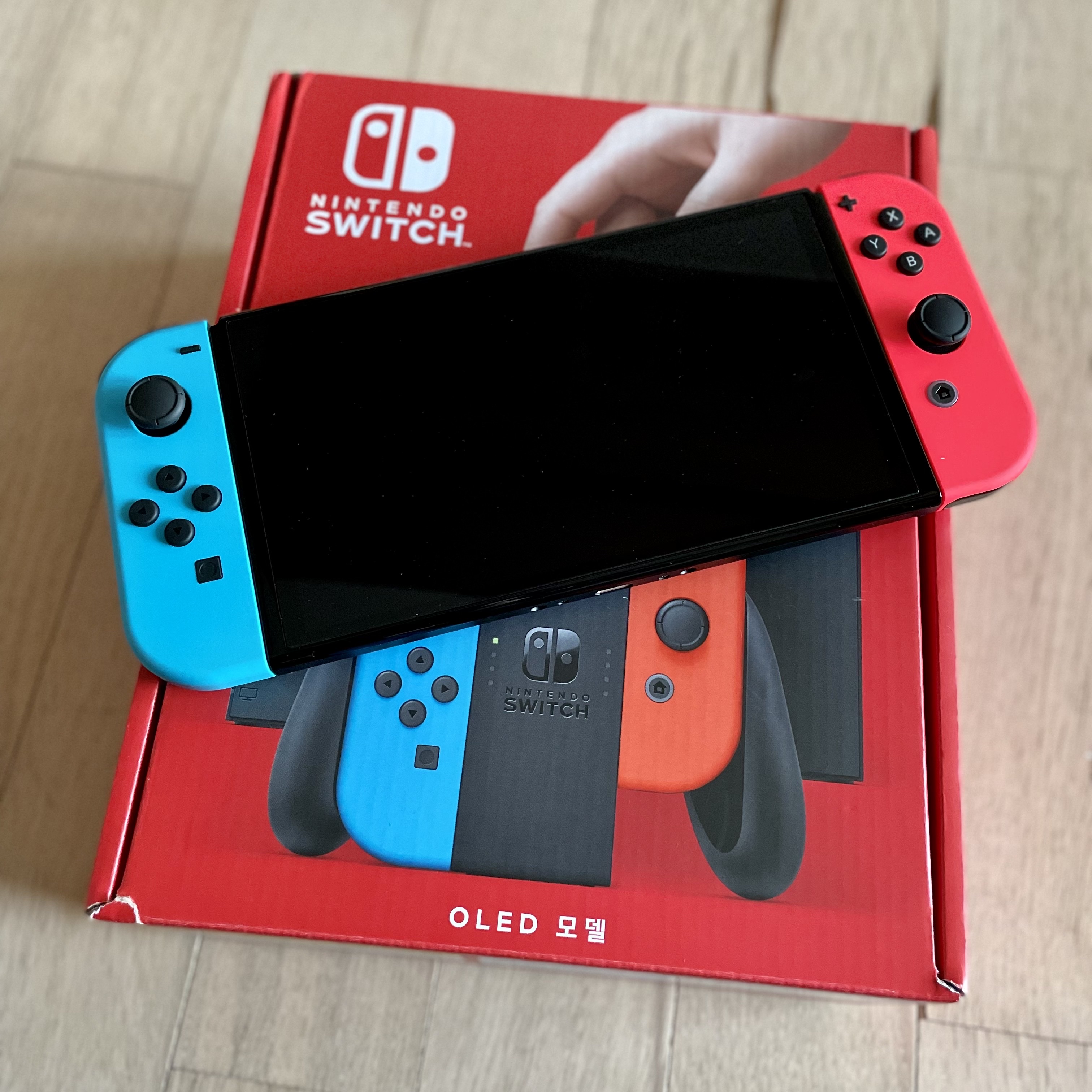 Nintendo Switch OLED Neon Blue Neon Red (Korean Ver.) 착용 스타일