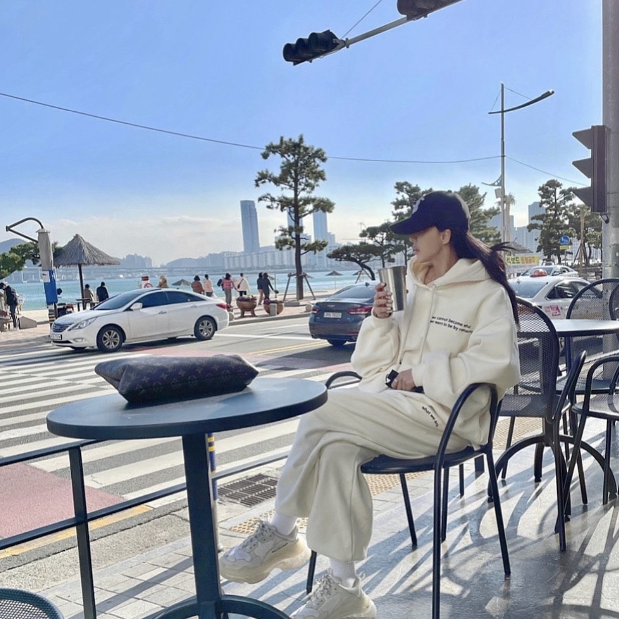 (W) Balenciaga Triple S Clear Sole White 2019 착용 스타일