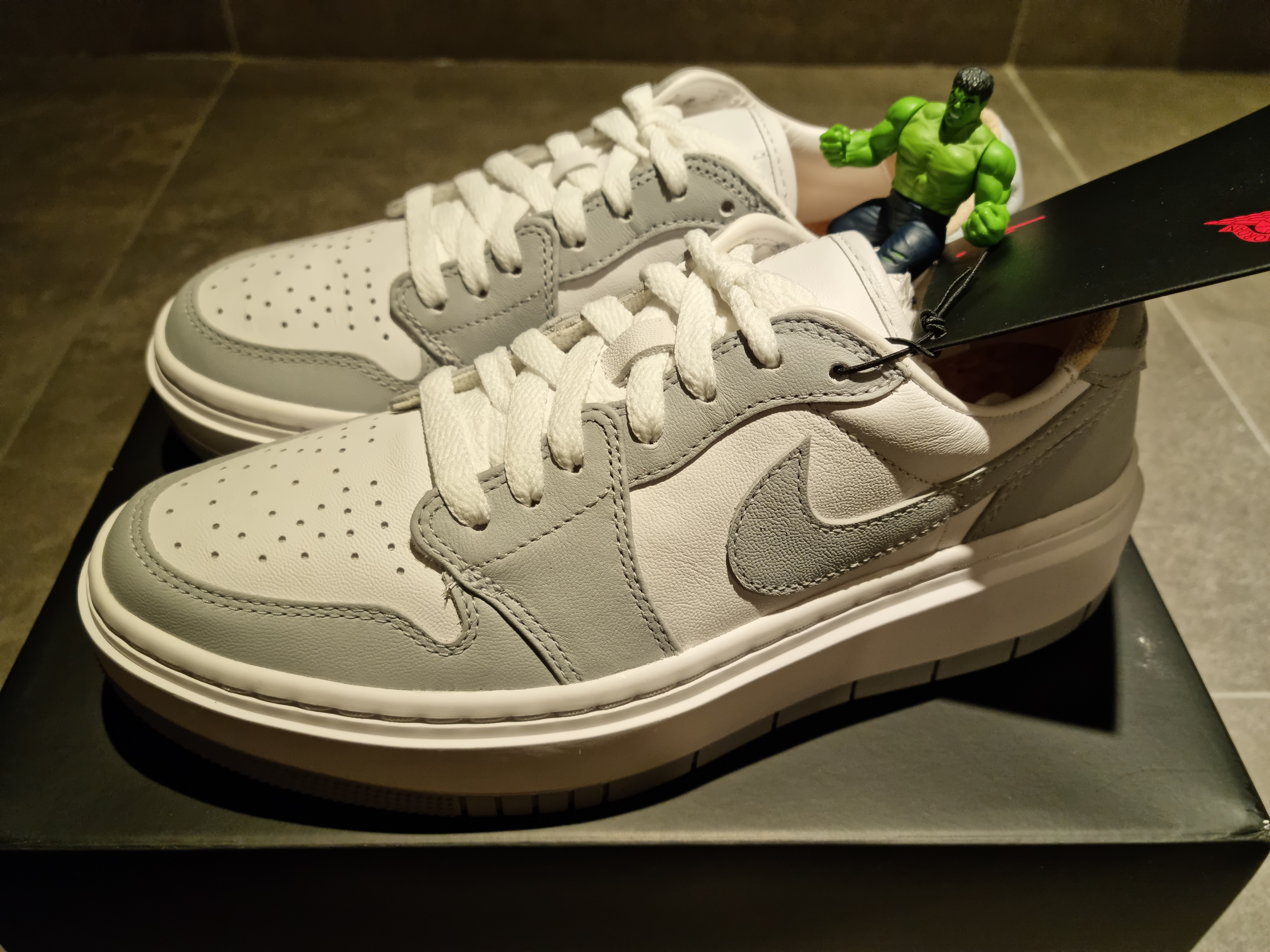 (W) Jordan 1 Elevate Low White and Wolf Grey 착용 스타일 - 2