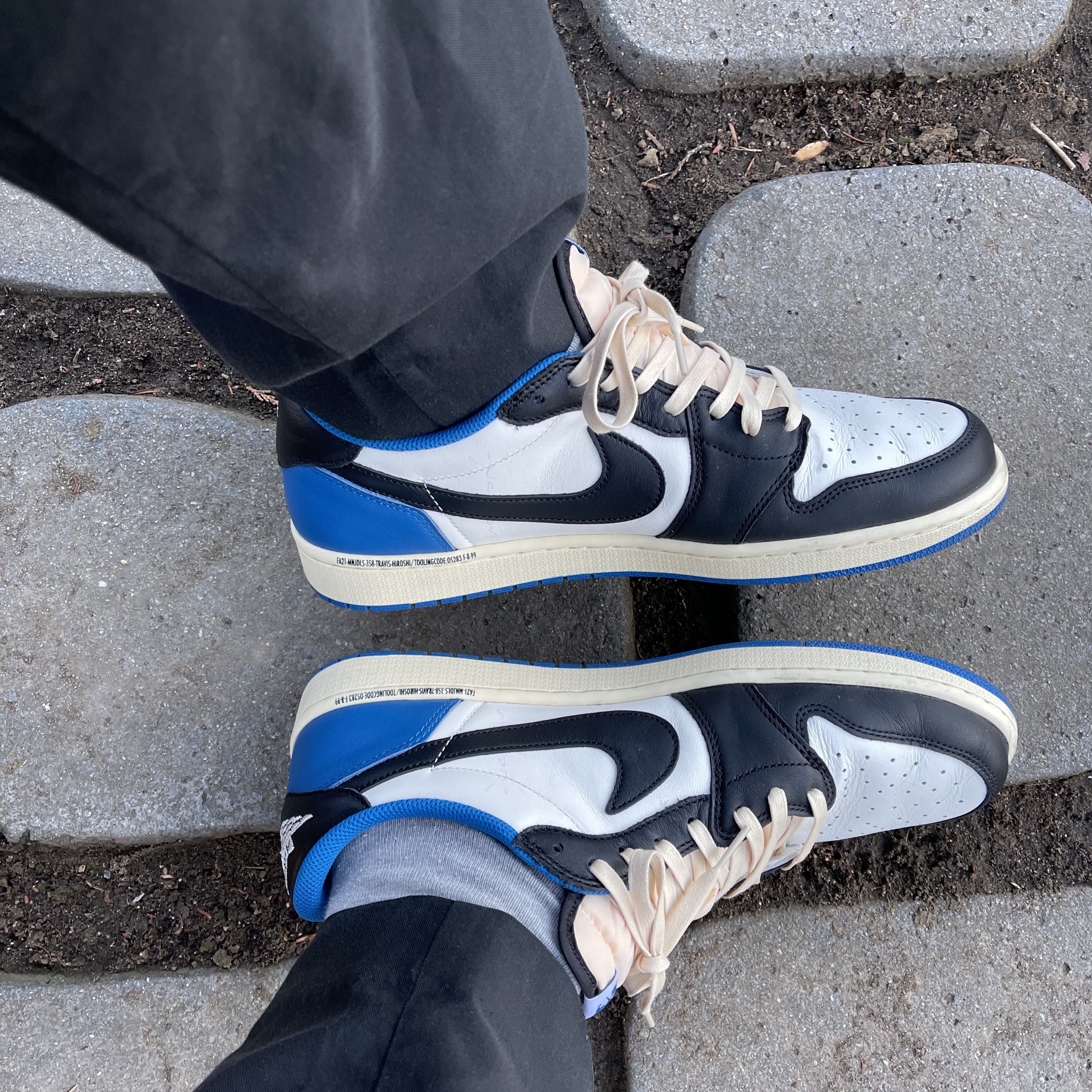 Jordan 1 x Travis Scott x Fragment Retro Low OG SP Military Blue 착용 스타일 - 1